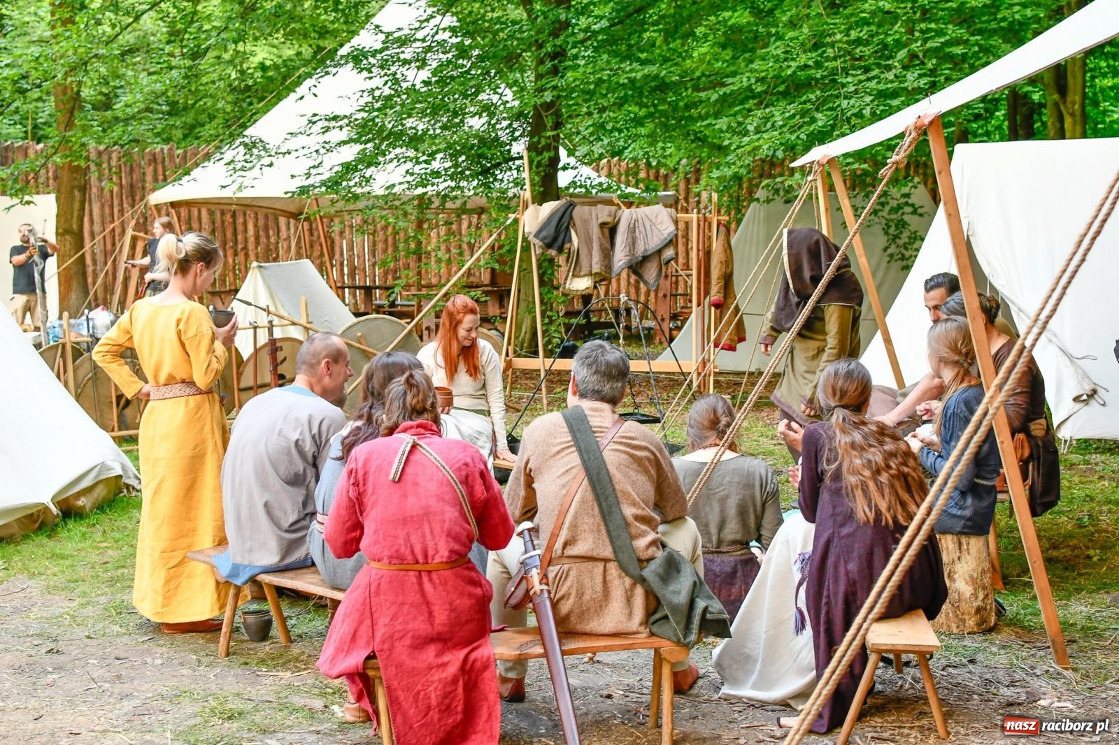 Zdjęcie w galerii na portalu naszraciborz.pl: Gród pod Oborą tętni życiem. Ruszył festiwal średniowieczny [FOTO i WIDEO] wiadomości z regionu