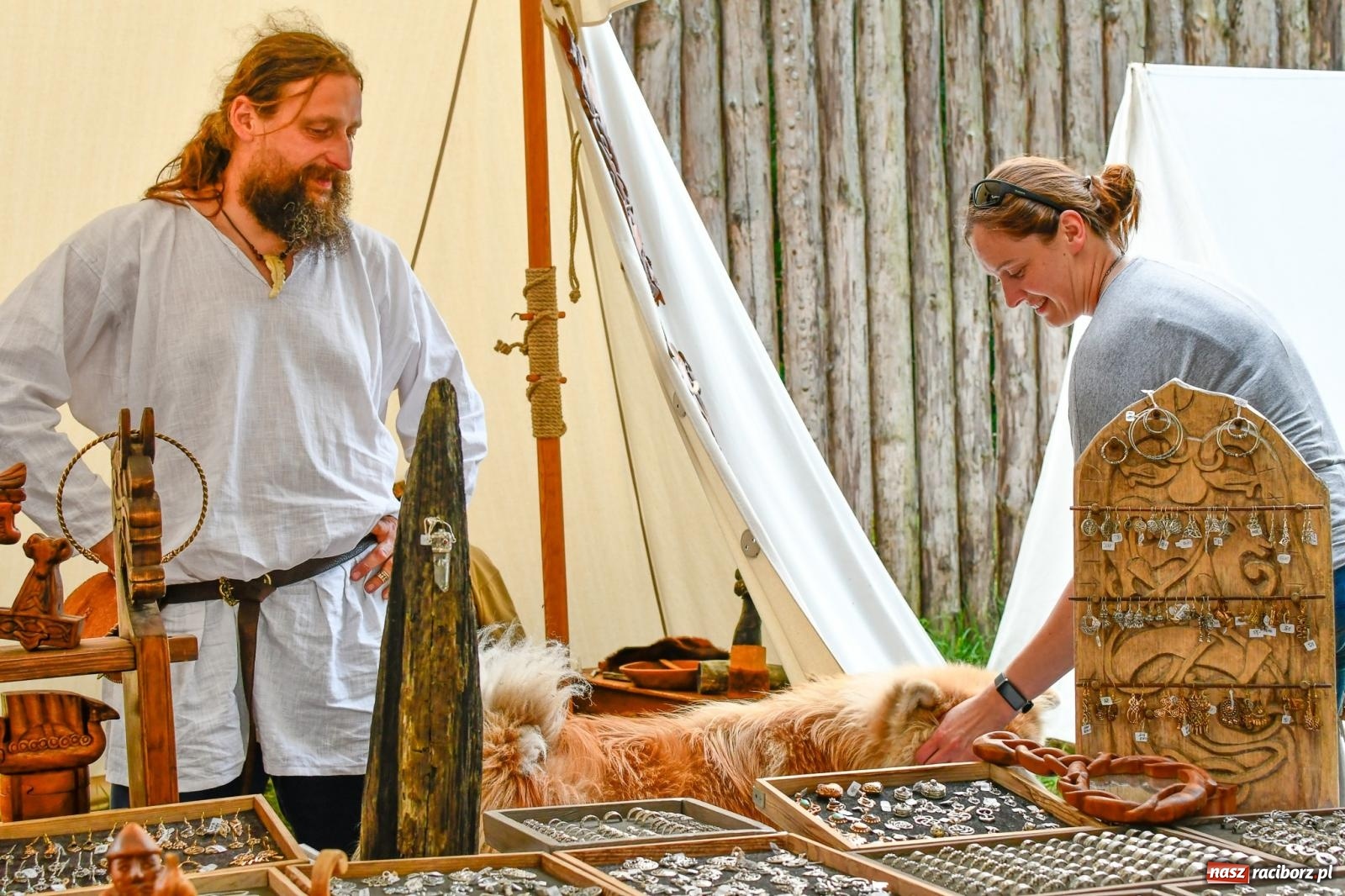 Zdjęcie w galerii na portalu naszraciborz.pl: Gród pod Oborą tętni życiem. Ruszył festiwal średniowieczny [FOTO i WIDEO] wiadomości z regionu