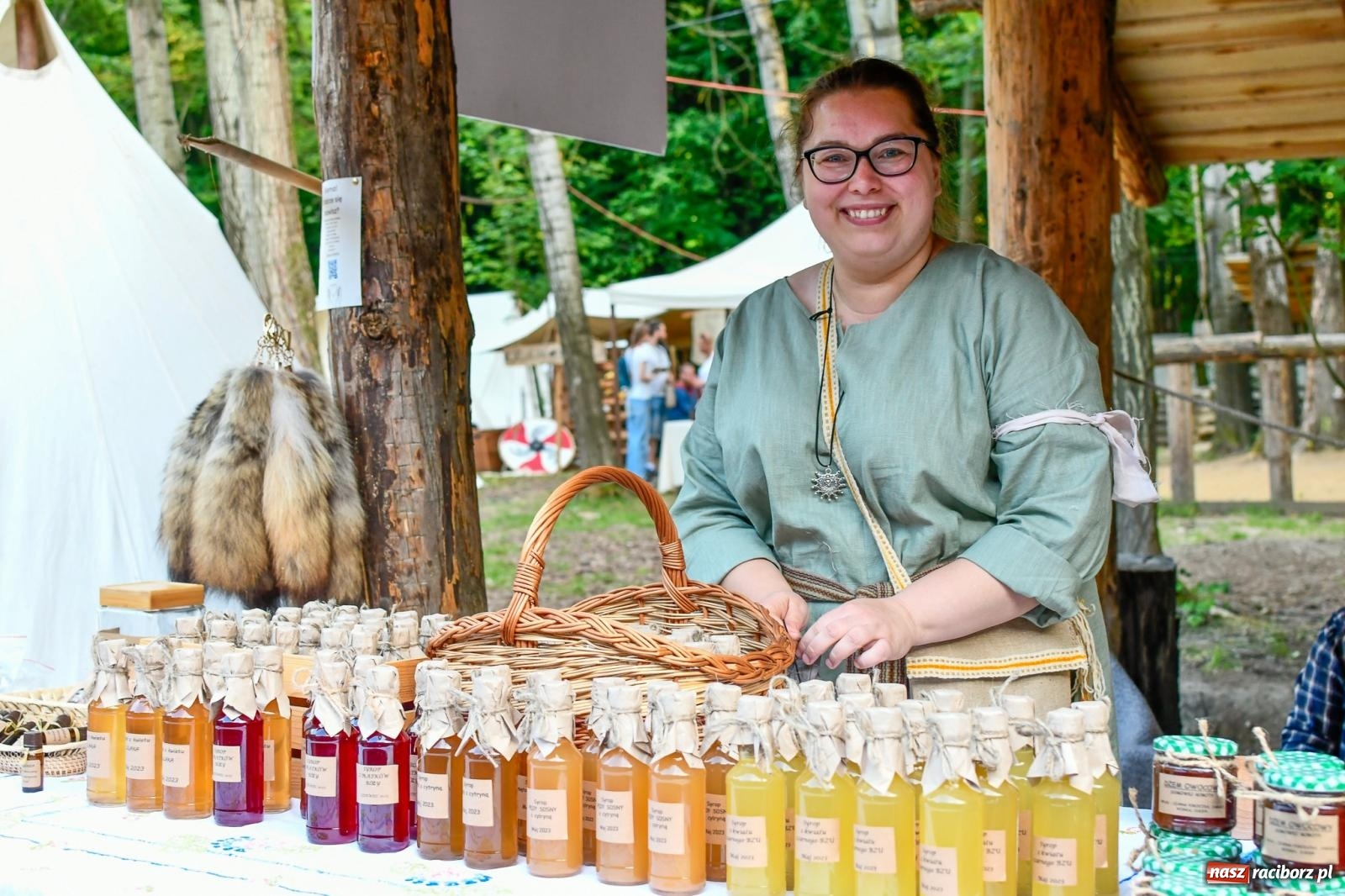 Zdjęcie w galerii na portalu naszraciborz.pl: Gród pod Oborą tętni życiem. Ruszył festiwal średniowieczny [FOTO i WIDEO] wiadomości z regionu