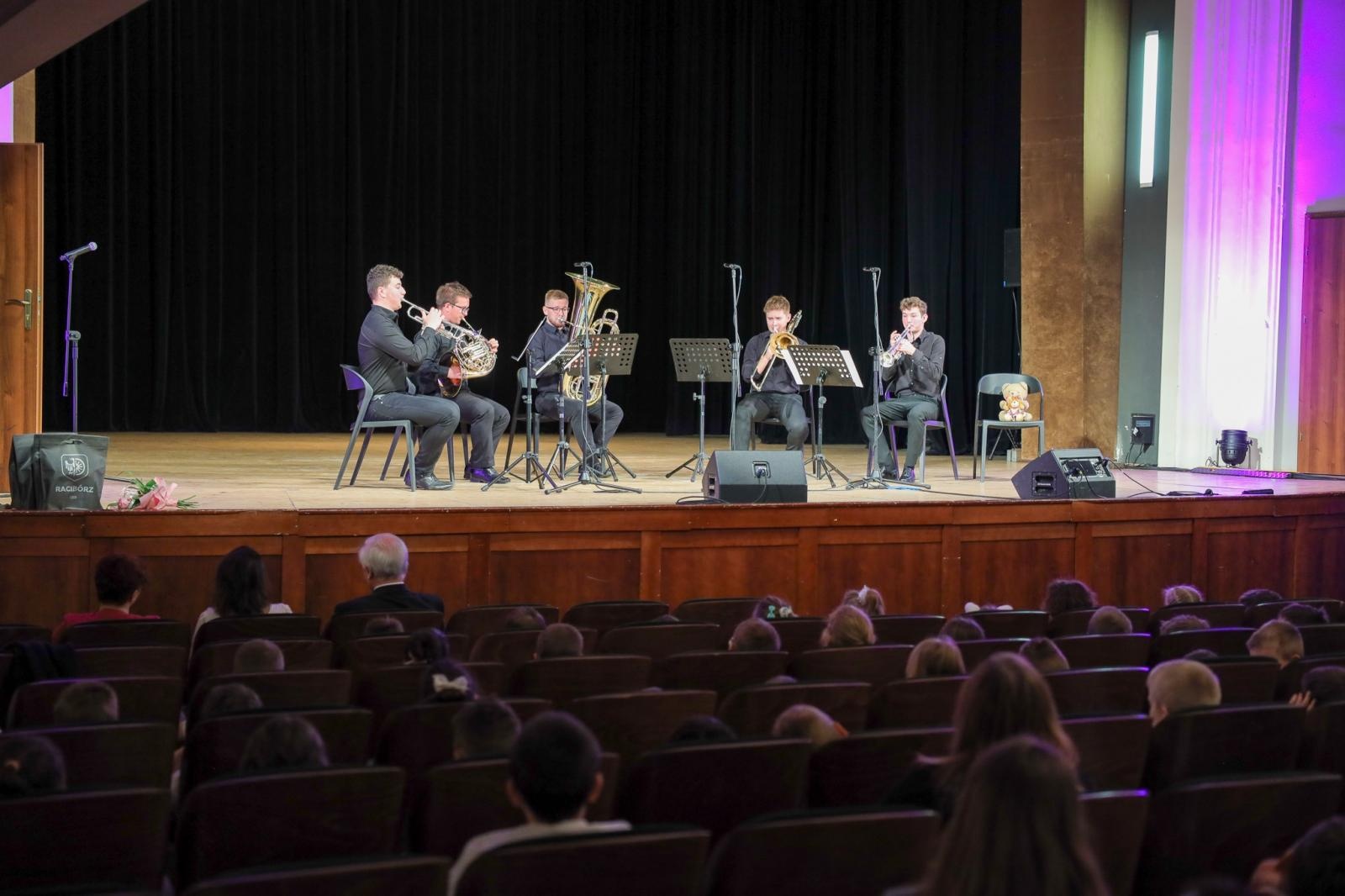 Zdjęcie w galerii na portalu naszraciborz.pl: Mocny akcent na zakończenie koncertów umuzykalniających wiadomości z regionu