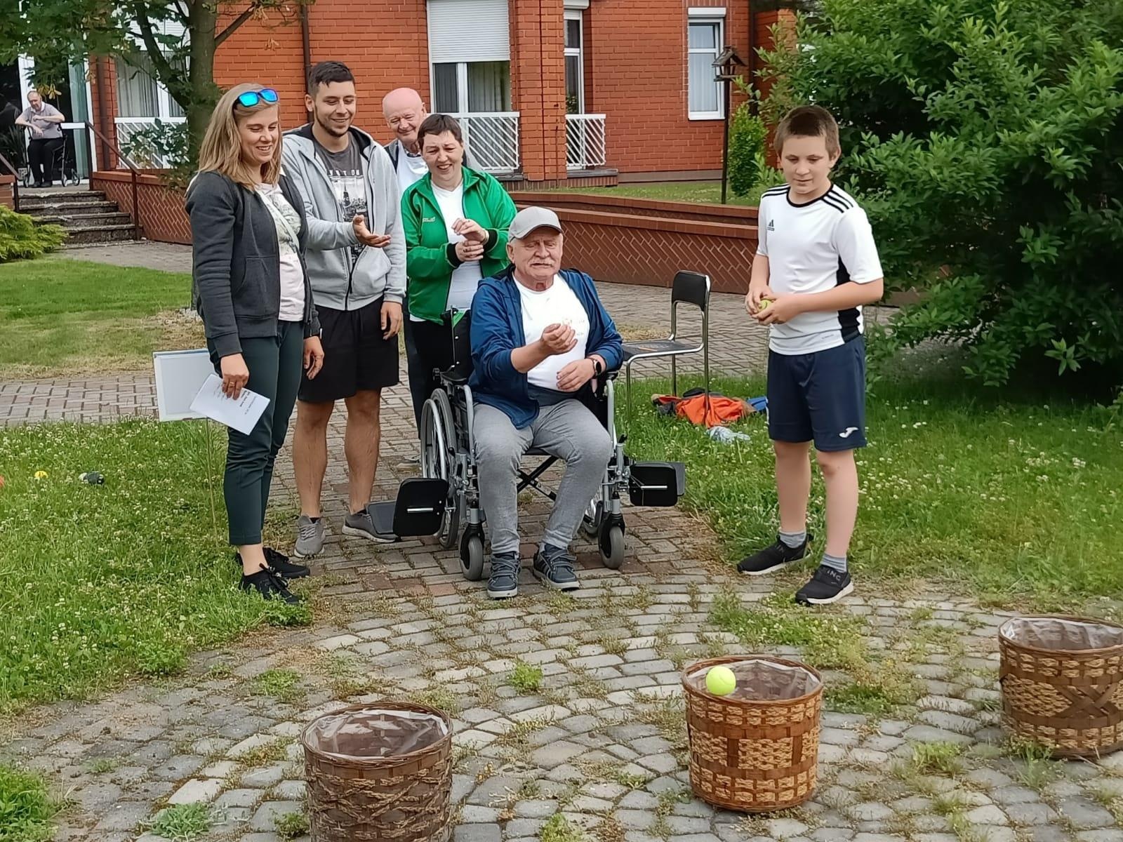 Zdjęcie w galerii na portalu naszraciborz.pl: Seniorzy ze Złotej Jesieni na Spartakiadzie DPS-ów wiadomości z regionu