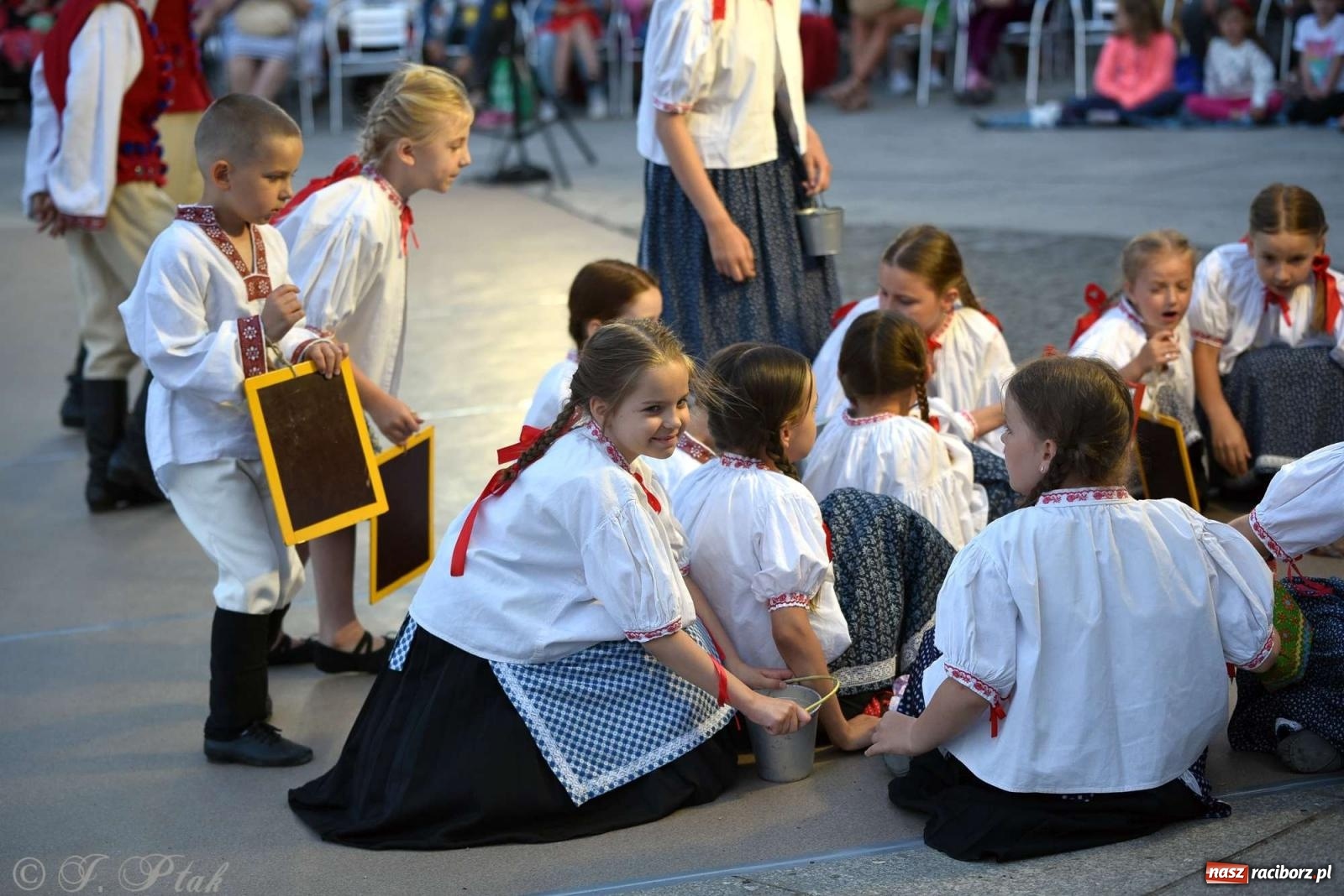 Zdjęcie w galerii na portalu naszraciborz.pl: Raciborska Noc Świętojańska - barwne widowisko nad wodą [FOTO i WIDEO] wiadomości z regionu
