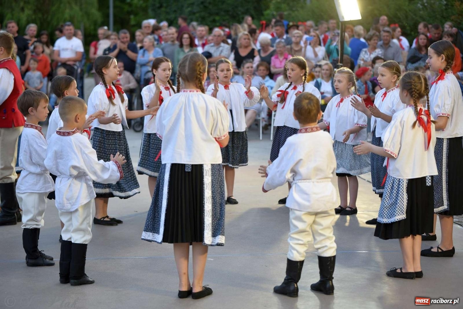 Zdjęcie w galerii na portalu naszraciborz.pl: Raciborska Noc Świętojańska - barwne widowisko nad wodą [FOTO i WIDEO] wiadomości z regionu