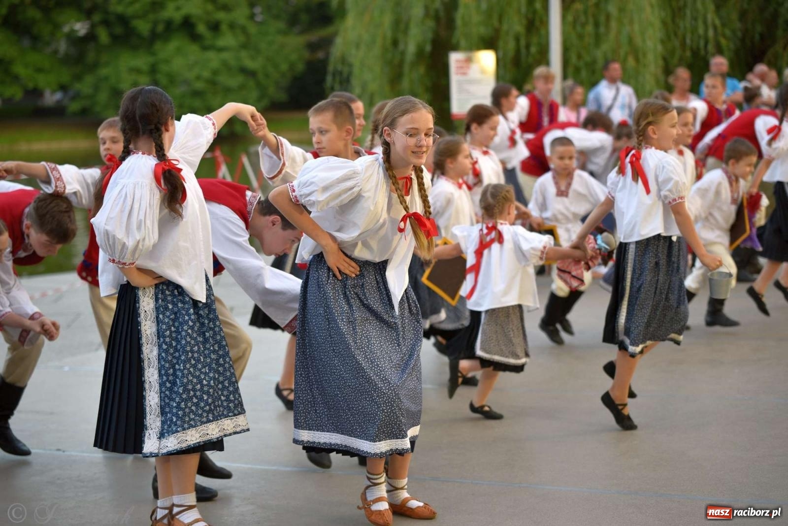 Zdjęcie w galerii na portalu naszraciborz.pl: Raciborska Noc Świętojańska - barwne widowisko nad wodą [FOTO i WIDEO] wiadomości z regionu
