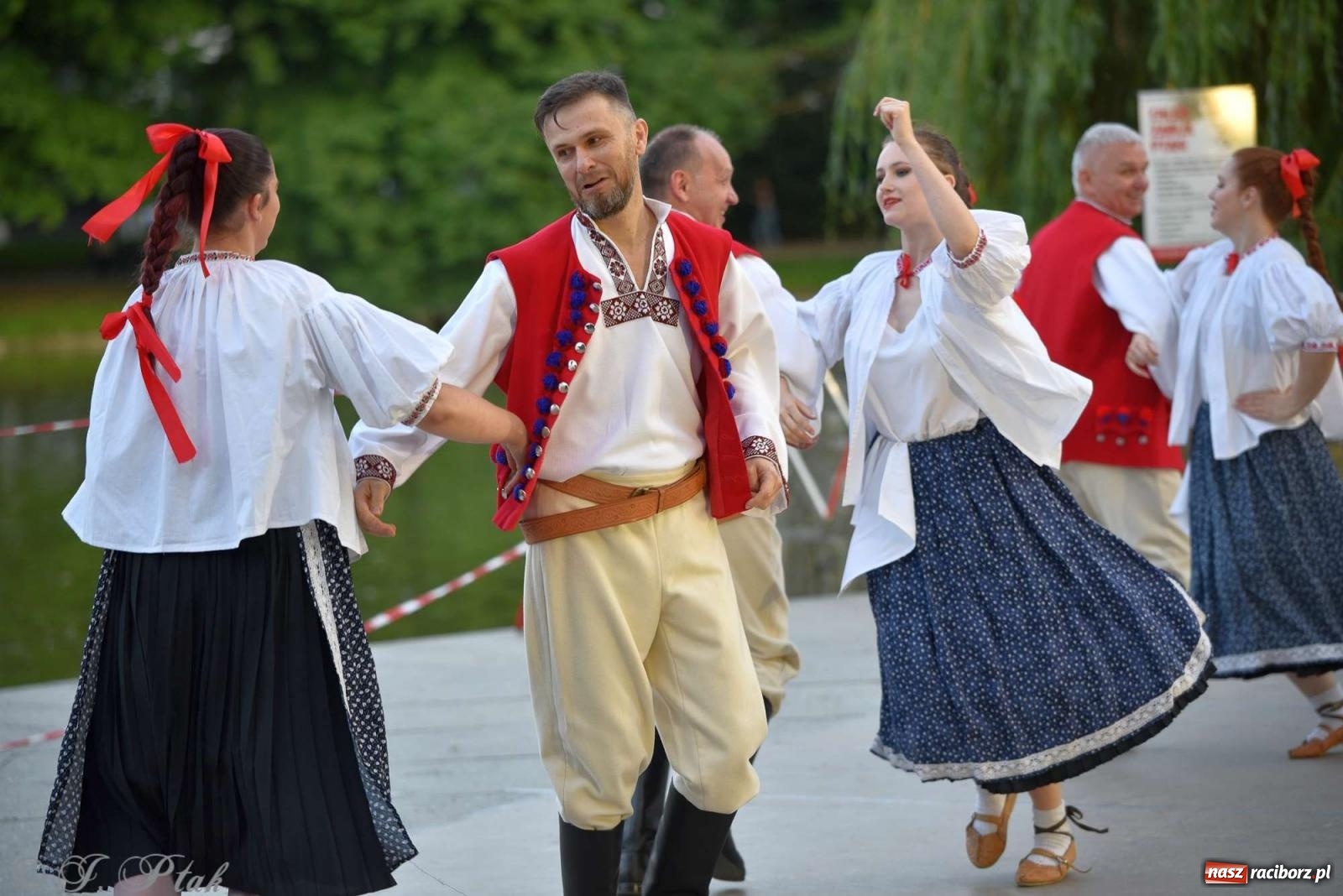 Zdjęcie w galerii na portalu naszraciborz.pl: Raciborska Noc Świętojańska - barwne widowisko nad wodą [FOTO i WIDEO] wiadomości z regionu
