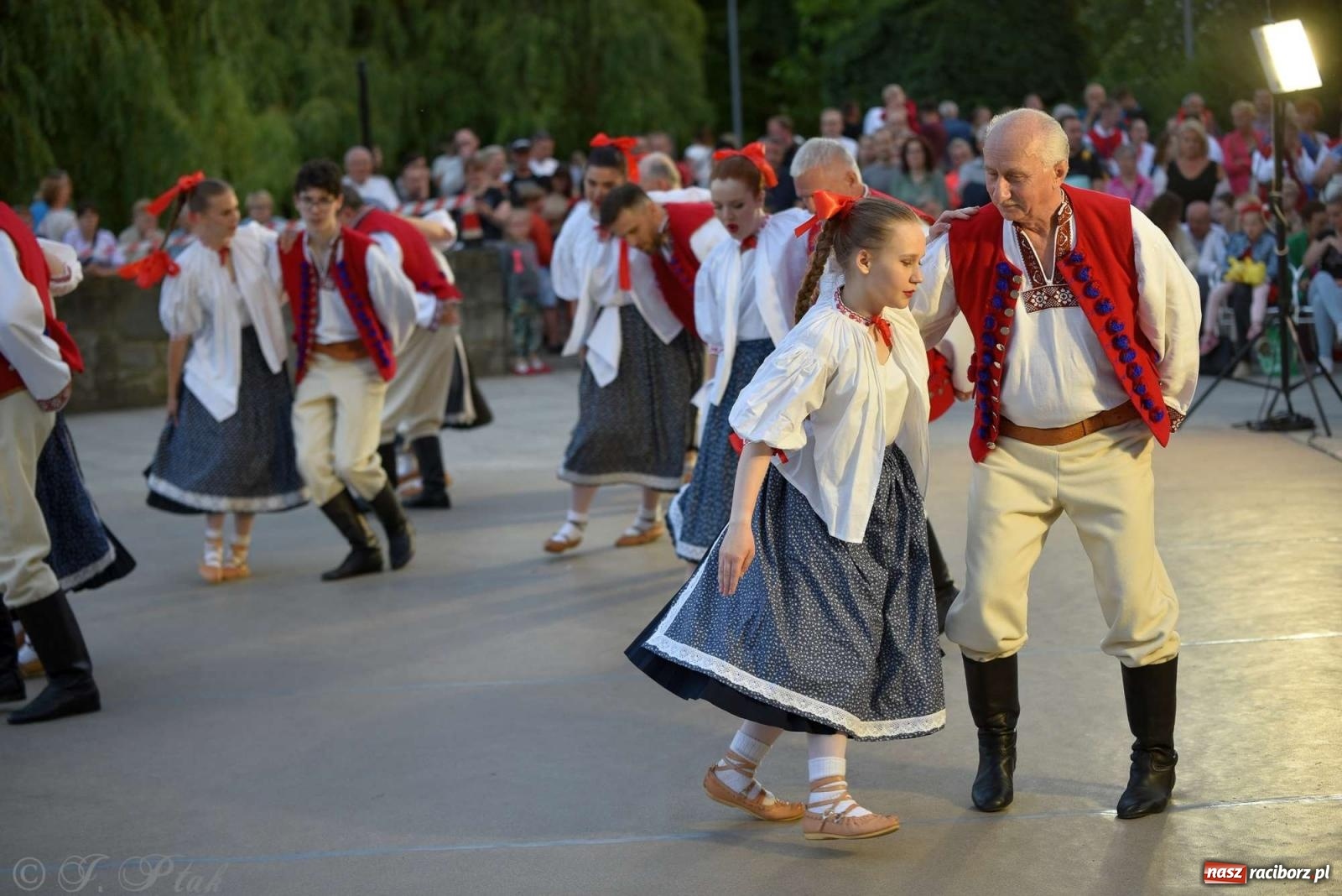 Zdjęcie w galerii na portalu naszraciborz.pl: Raciborska Noc Świętojańska - barwne widowisko nad wodą [FOTO i WIDEO] wiadomości z regionu