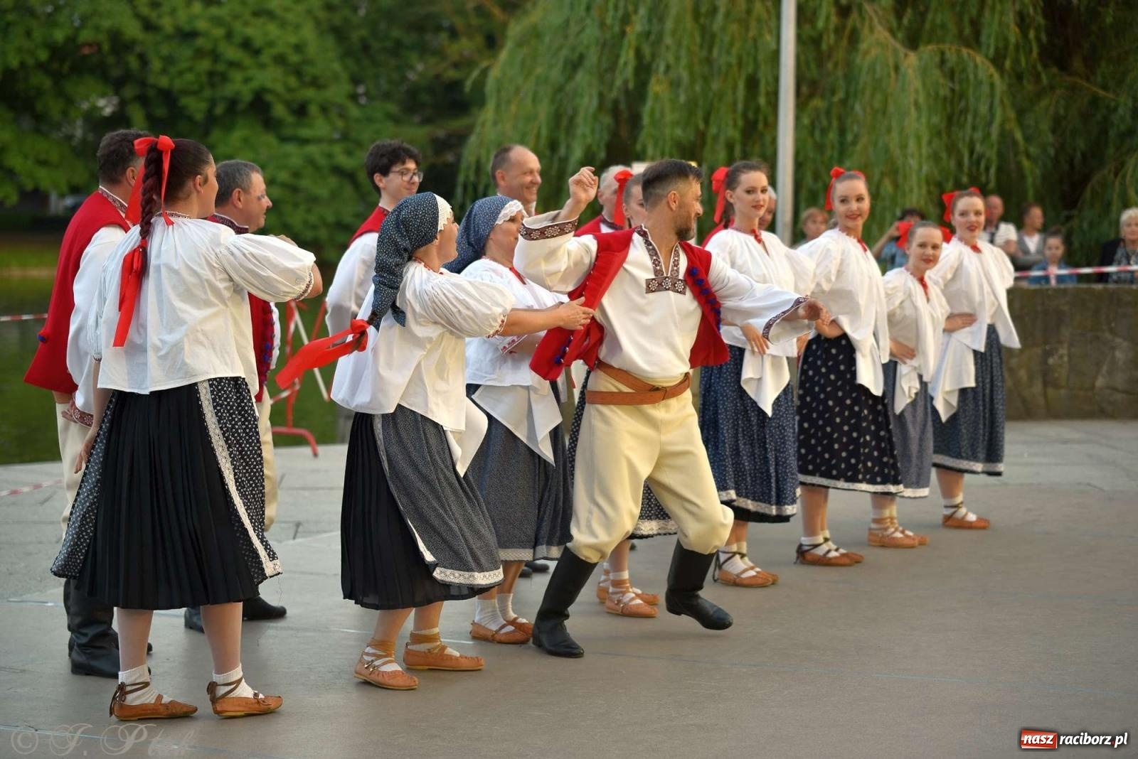Zdjęcie w galerii na portalu naszraciborz.pl: Raciborska Noc Świętojańska - barwne widowisko nad wodą [FOTO i WIDEO] wiadomości z regionu
