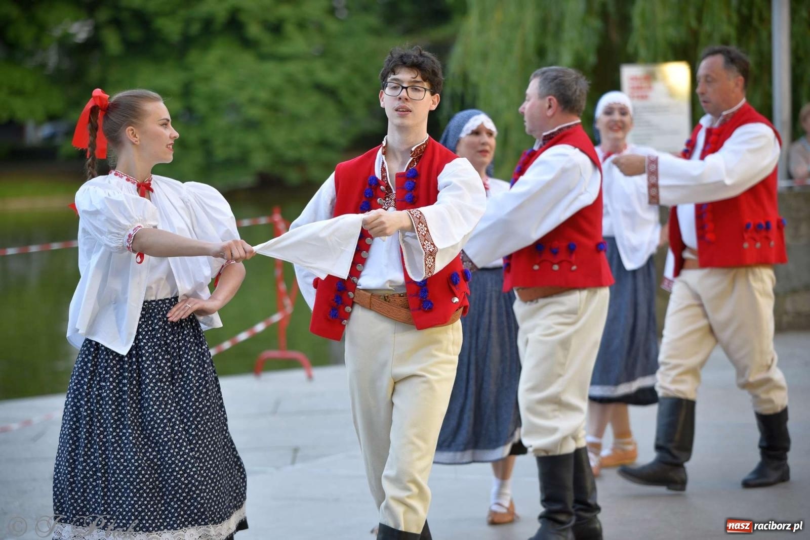 Zdjęcie w galerii na portalu naszraciborz.pl: Raciborska Noc Świętojańska - barwne widowisko nad wodą [FOTO i WIDEO] wiadomości z regionu