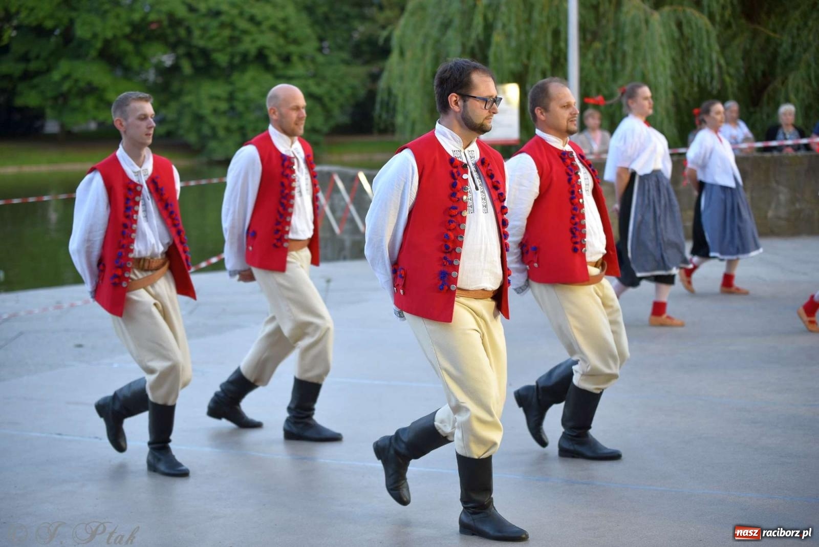 Zdjęcie w galerii na portalu naszraciborz.pl: Raciborska Noc Świętojańska - barwne widowisko nad wodą [FOTO i WIDEO] wiadomości z regionu