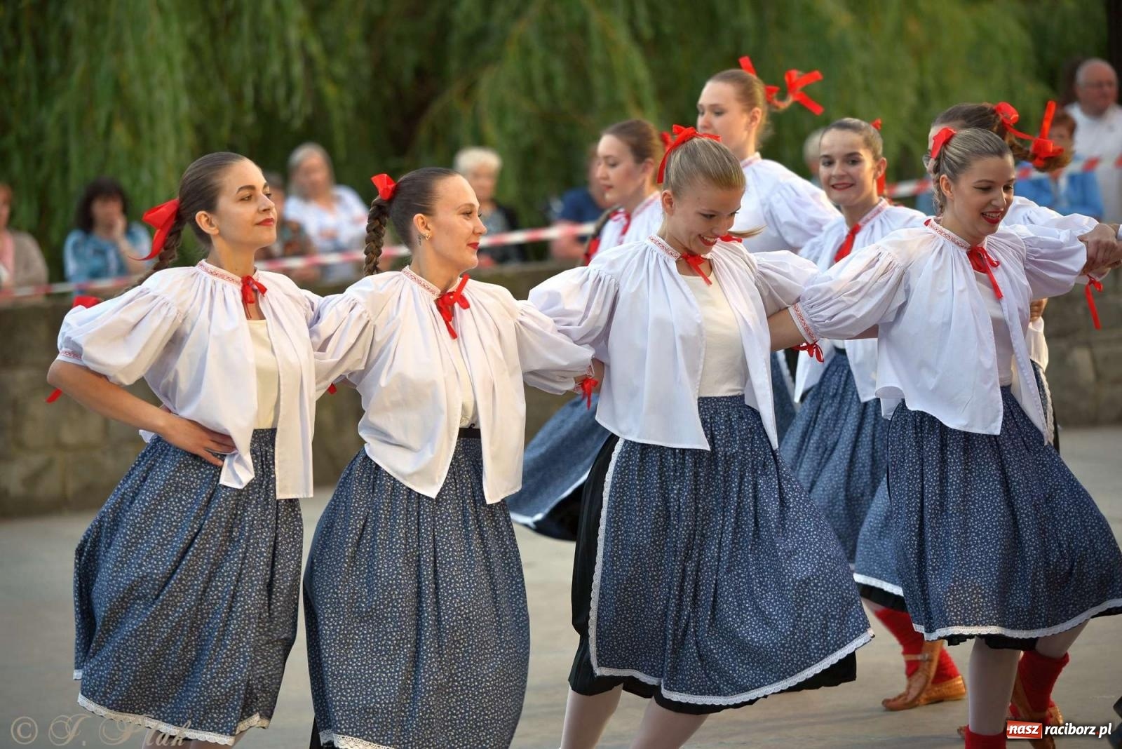 Zdjęcie w galerii na portalu naszraciborz.pl: Raciborska Noc Świętojańska - barwne widowisko nad wodą [FOTO i WIDEO] wiadomości z regionu