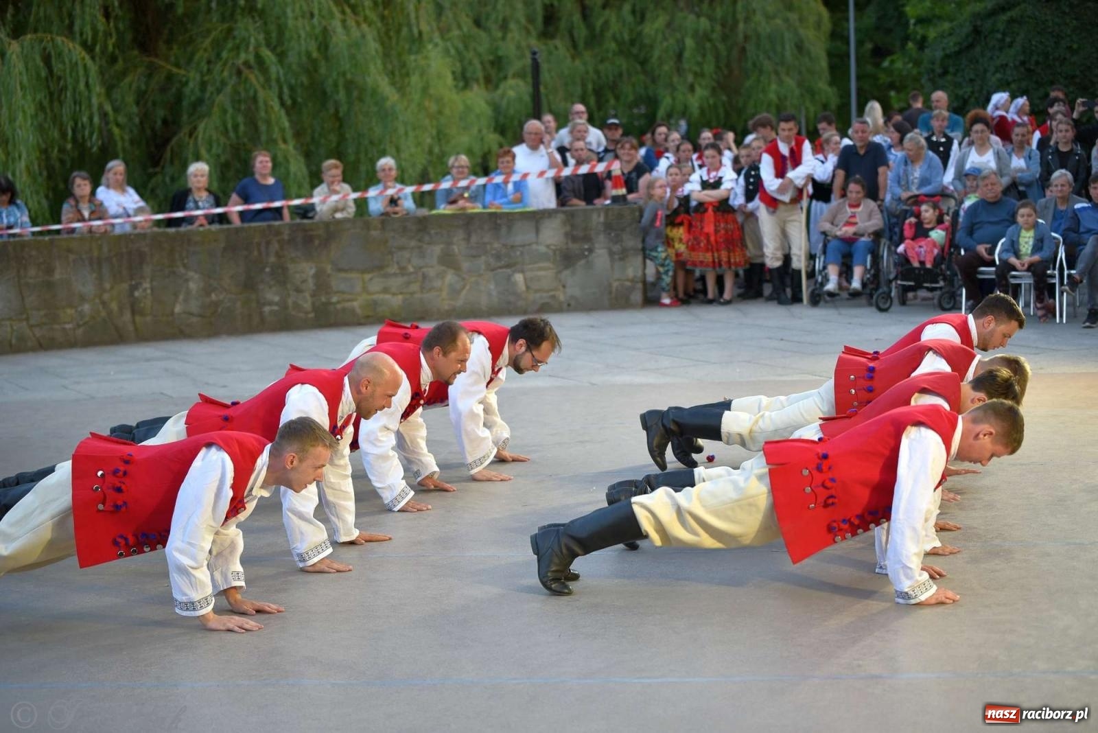 Zdjęcie w galerii na portalu naszraciborz.pl: Raciborska Noc Świętojańska - barwne widowisko nad wodą [FOTO i WIDEO] wiadomości z regionu