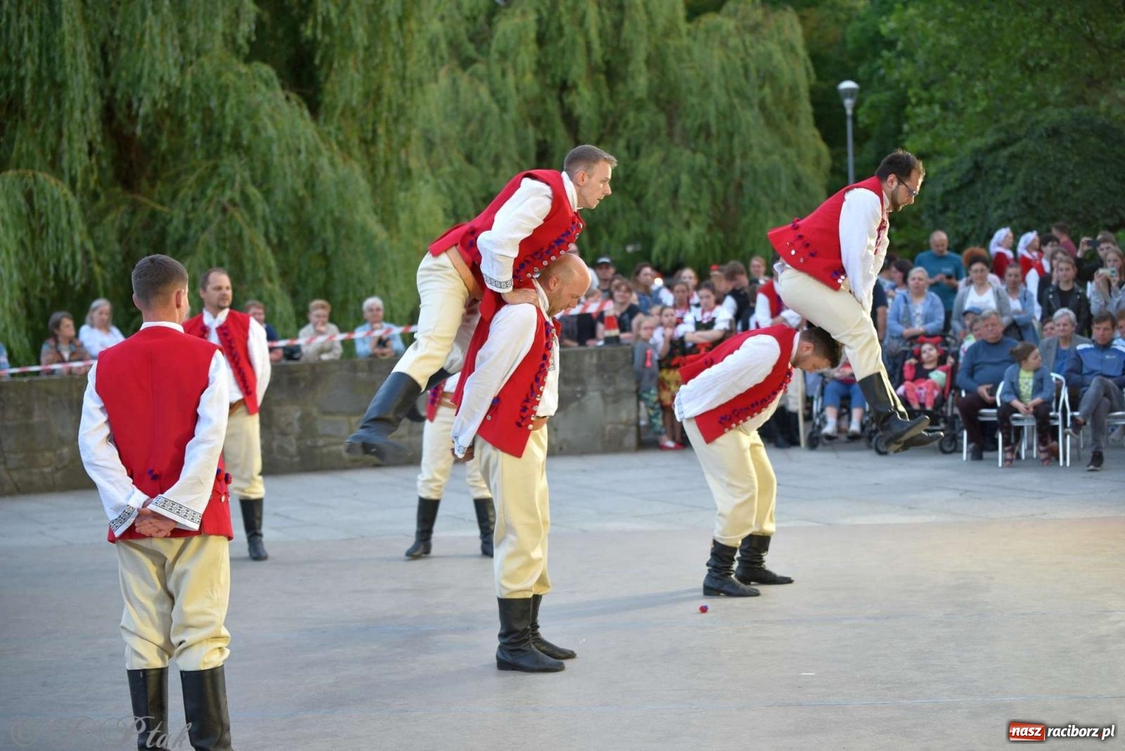 Zdjęcie w galerii na portalu naszraciborz.pl: Raciborska Noc Świętojańska - barwne widowisko nad wodą [FOTO i WIDEO] wiadomości z regionu