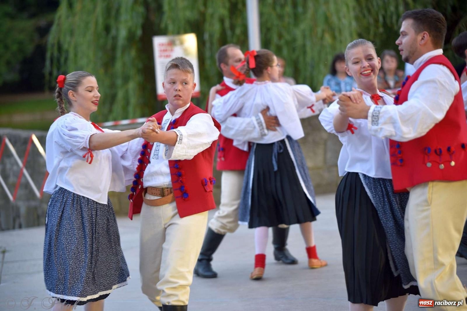 Zdjęcie w galerii na portalu naszraciborz.pl: Raciborska Noc Świętojańska - barwne widowisko nad wodą [FOTO i WIDEO] wiadomości z regionu