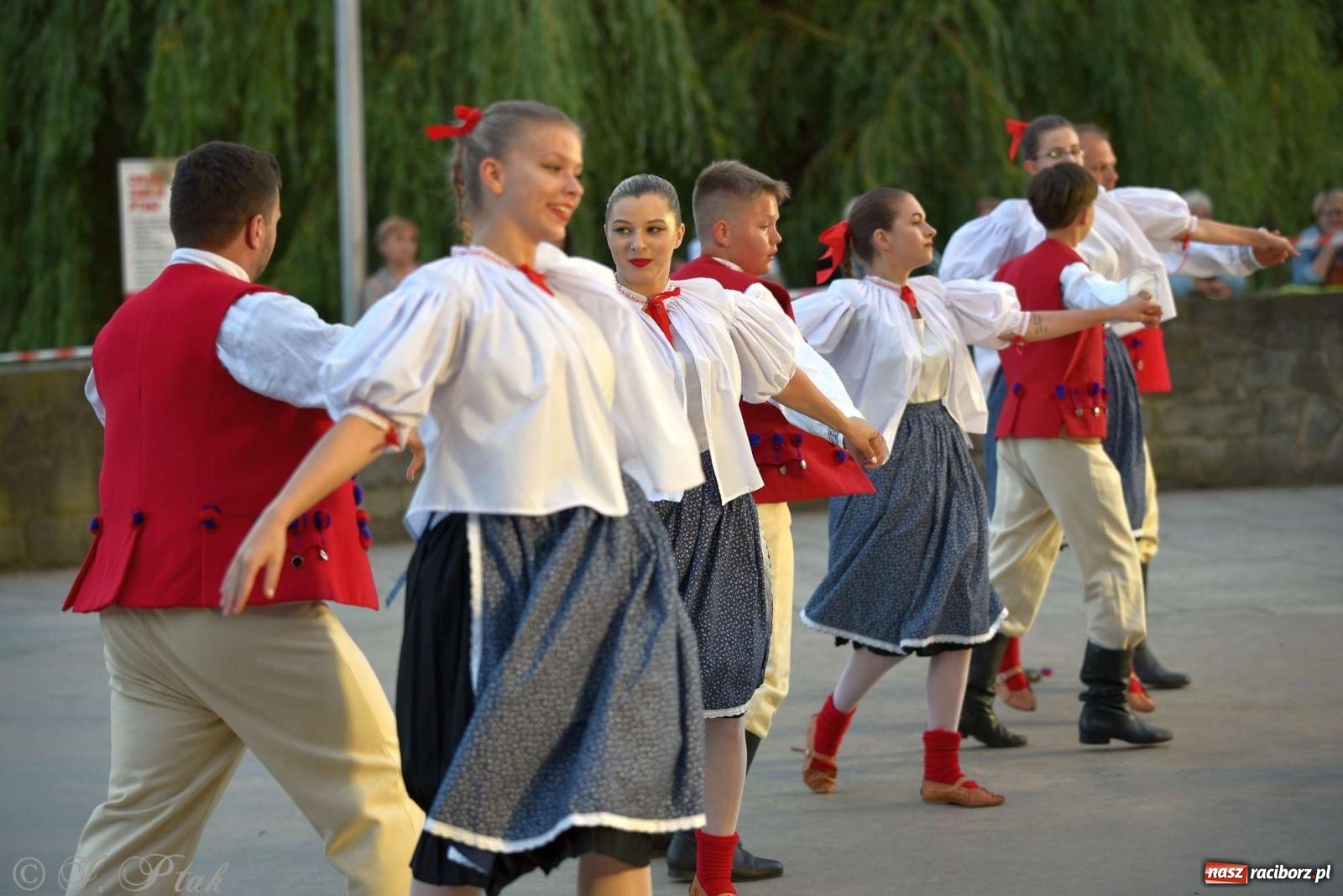 Zdjęcie w galerii na portalu naszraciborz.pl: Raciborska Noc Świętojańska - barwne widowisko nad wodą [FOTO i WIDEO] wiadomości z regionu