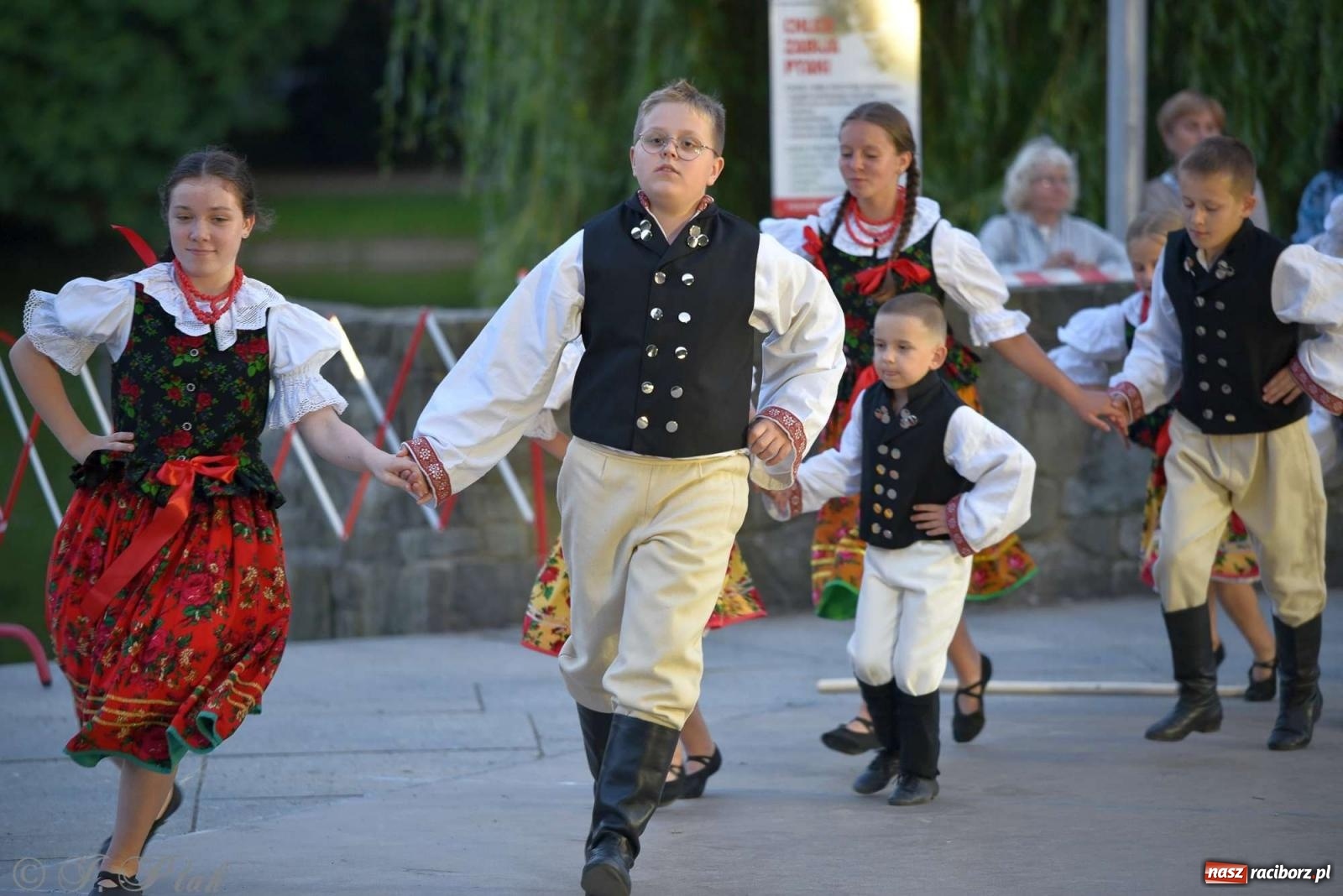 Zdjęcie w galerii na portalu naszraciborz.pl: Raciborska Noc Świętojańska - barwne widowisko nad wodą [FOTO i WIDEO] wiadomości z regionu