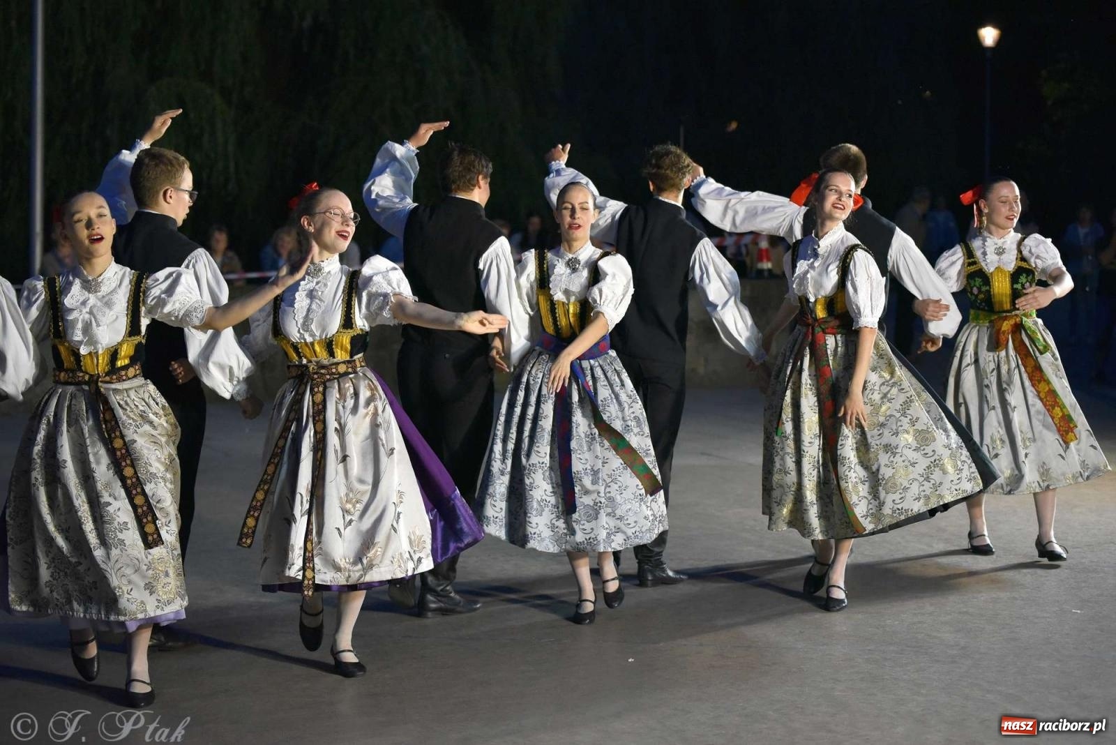 Zdjęcie w galerii na portalu naszraciborz.pl: Raciborska Noc Świętojańska - barwne widowisko nad wodą [FOTO i WIDEO] wiadomości z regionu