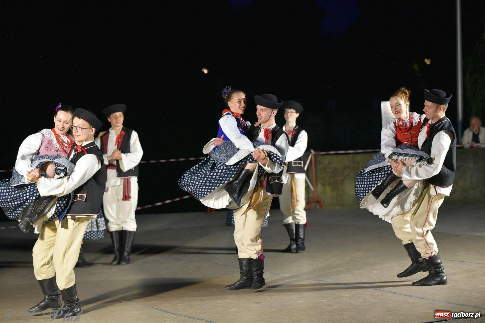 Zdjęcie w galerii na portalu naszraciborz.pl: Raciborska Noc Świętojańska - barwne widowisko nad wodą [FOTO i WIDEO] wiadomości z regionu