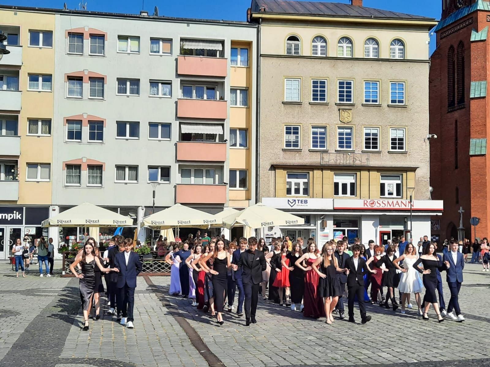 Zdjęcie w galerii na portalu naszraciborz.pl: Ósmoklasiści z Ostroga polonezem żegnali szkołę [FOTO i WIDEO] wiadomości z regionu