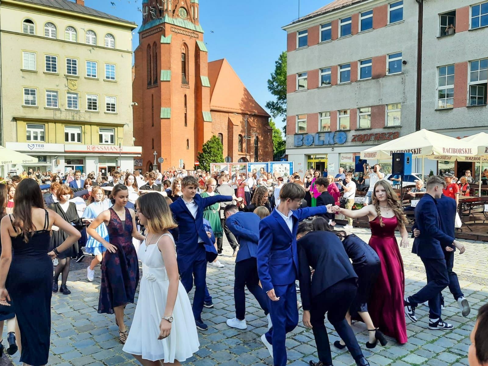 Zdjęcie w galerii na portalu naszraciborz.pl: Ósmoklasiści z Ostroga polonezem żegnali szkołę [FOTO i WIDEO] wiadomości z regionu