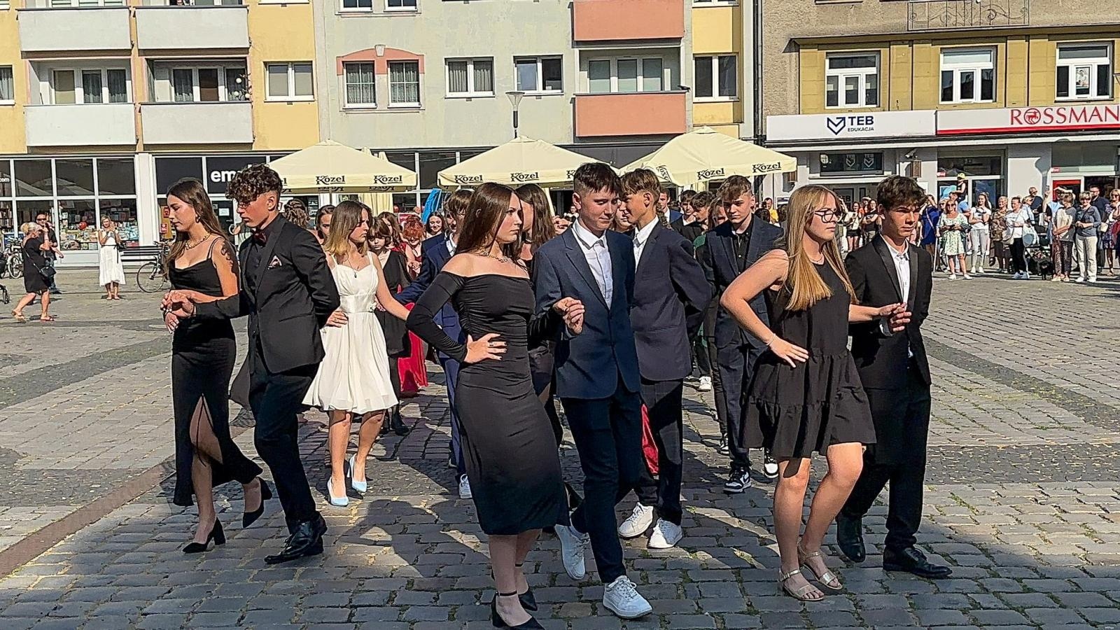 Zdjęcie w galerii na portalu naszraciborz.pl: Ósmoklasiści z Ostroga polonezem żegnali szkołę [FOTO i WIDEO] wiadomości z regionu