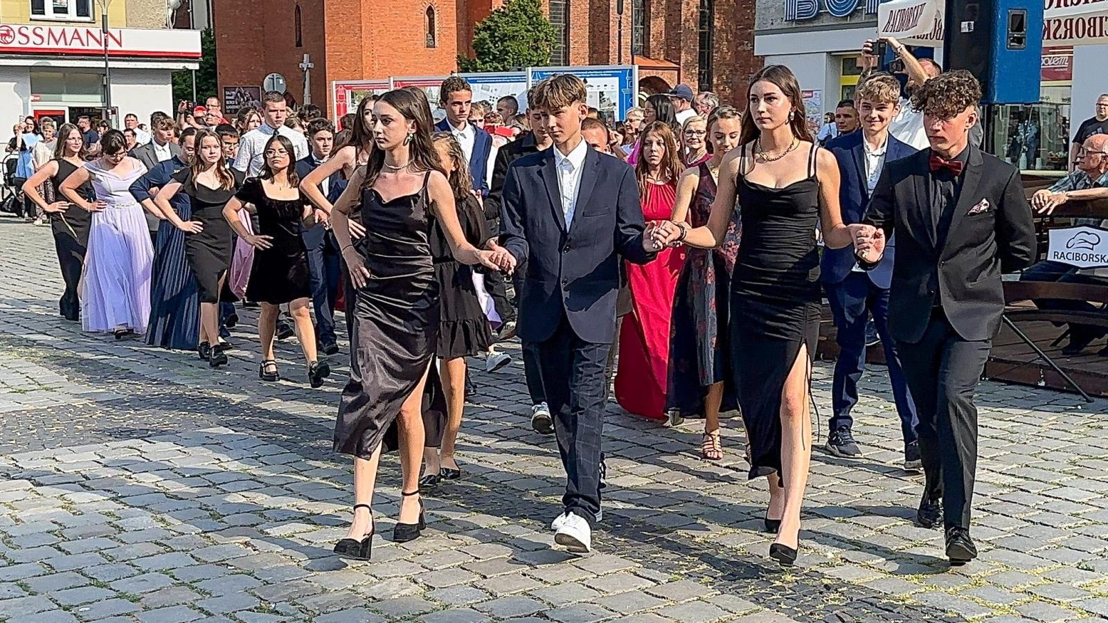 Zdjęcie w galerii na portalu naszraciborz.pl: Ósmoklasiści z Ostroga polonezem żegnali szkołę [FOTO i WIDEO] wiadomości z regionu