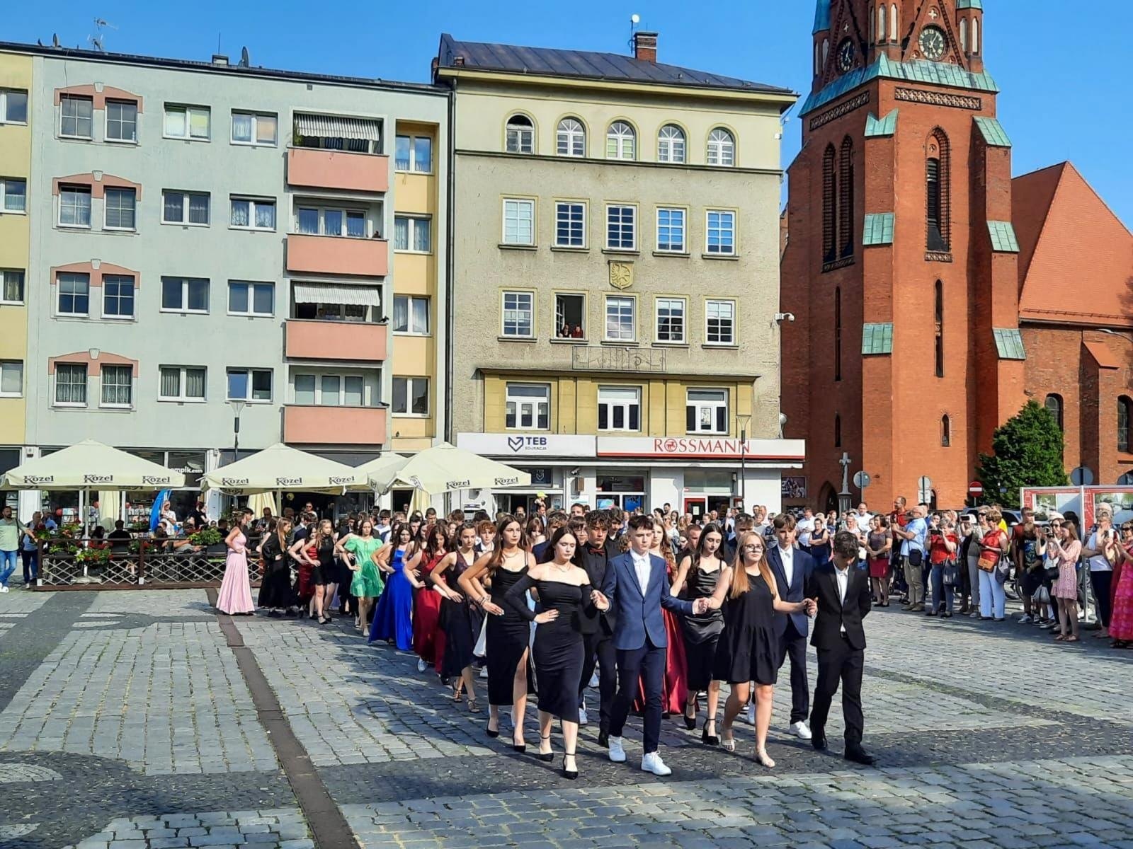 Zdjęcie w galerii na portalu naszraciborz.pl: Ósmoklasiści z Ostroga polonezem żegnali szkołę [FOTO i WIDEO] wiadomości z regionu