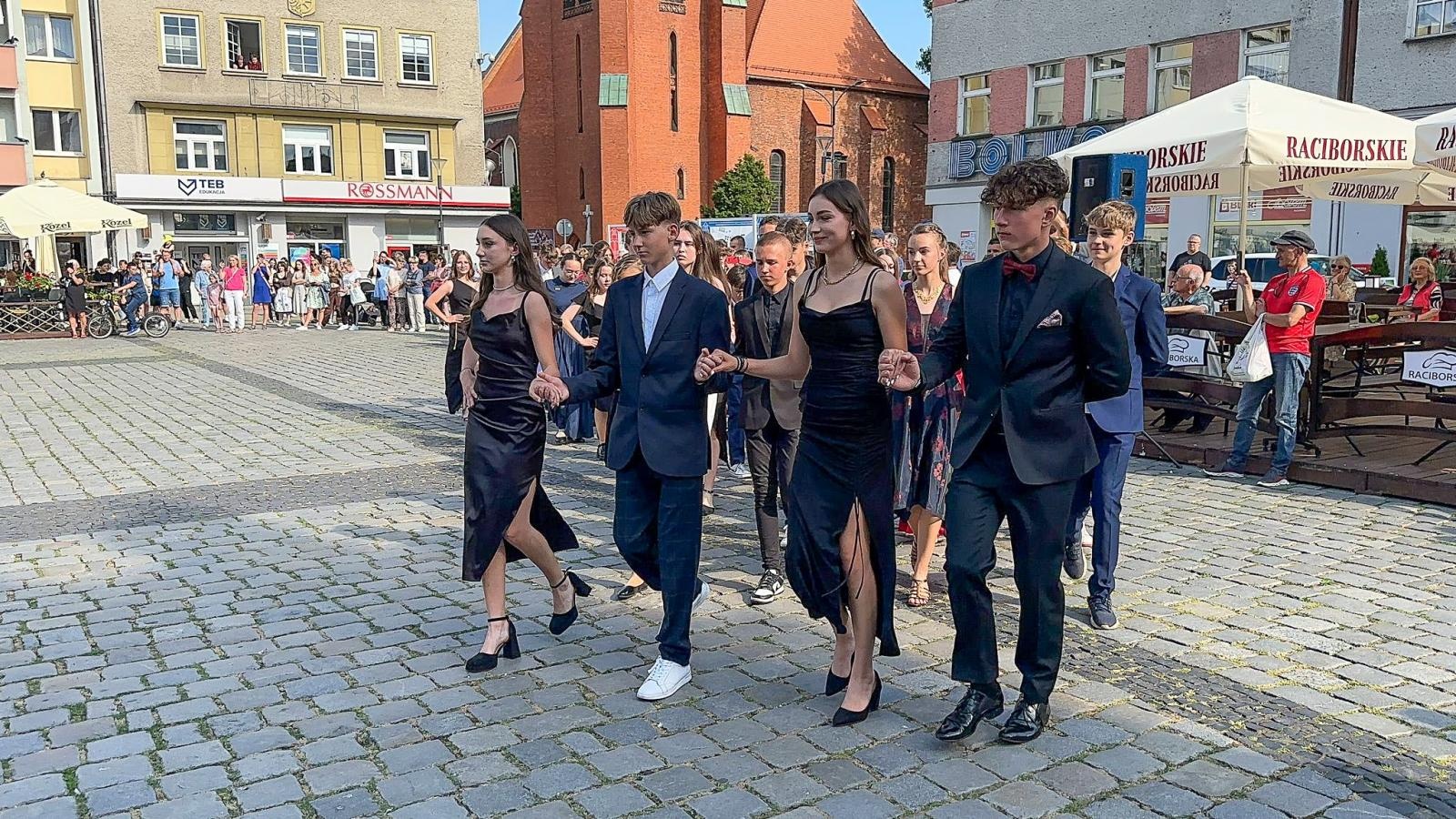 Zdjęcie w galerii na portalu naszraciborz.pl: Ósmoklasiści z Ostroga polonezem żegnali szkołę [FOTO i WIDEO] wiadomości z regionu