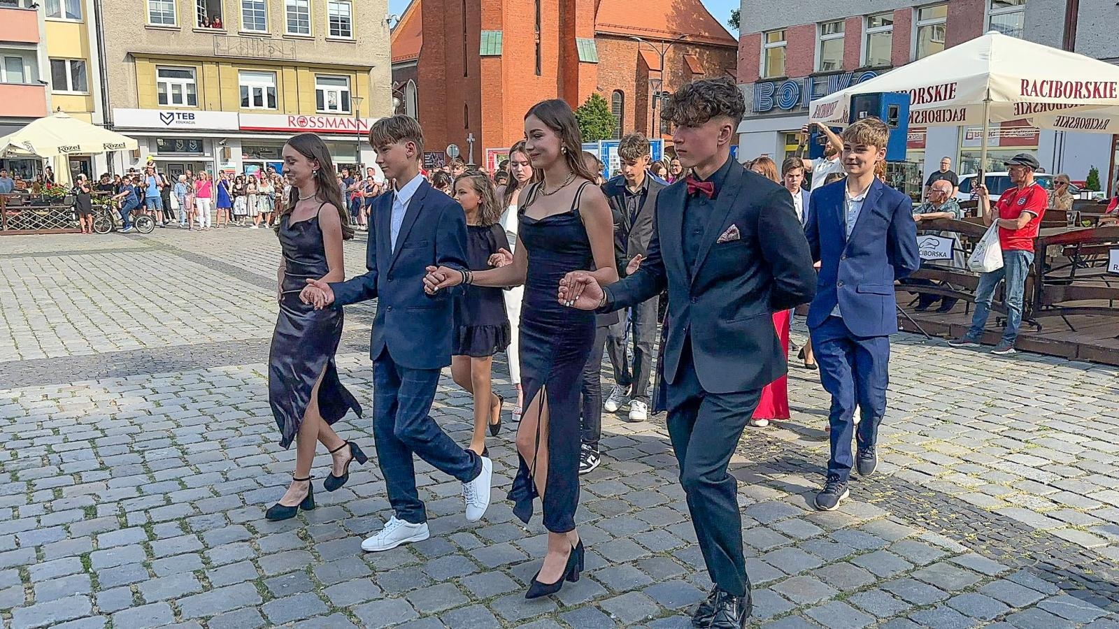 Zdjęcie w galerii na portalu naszraciborz.pl: Ósmoklasiści z Ostroga polonezem żegnali szkołę [FOTO i WIDEO] wiadomości z regionu