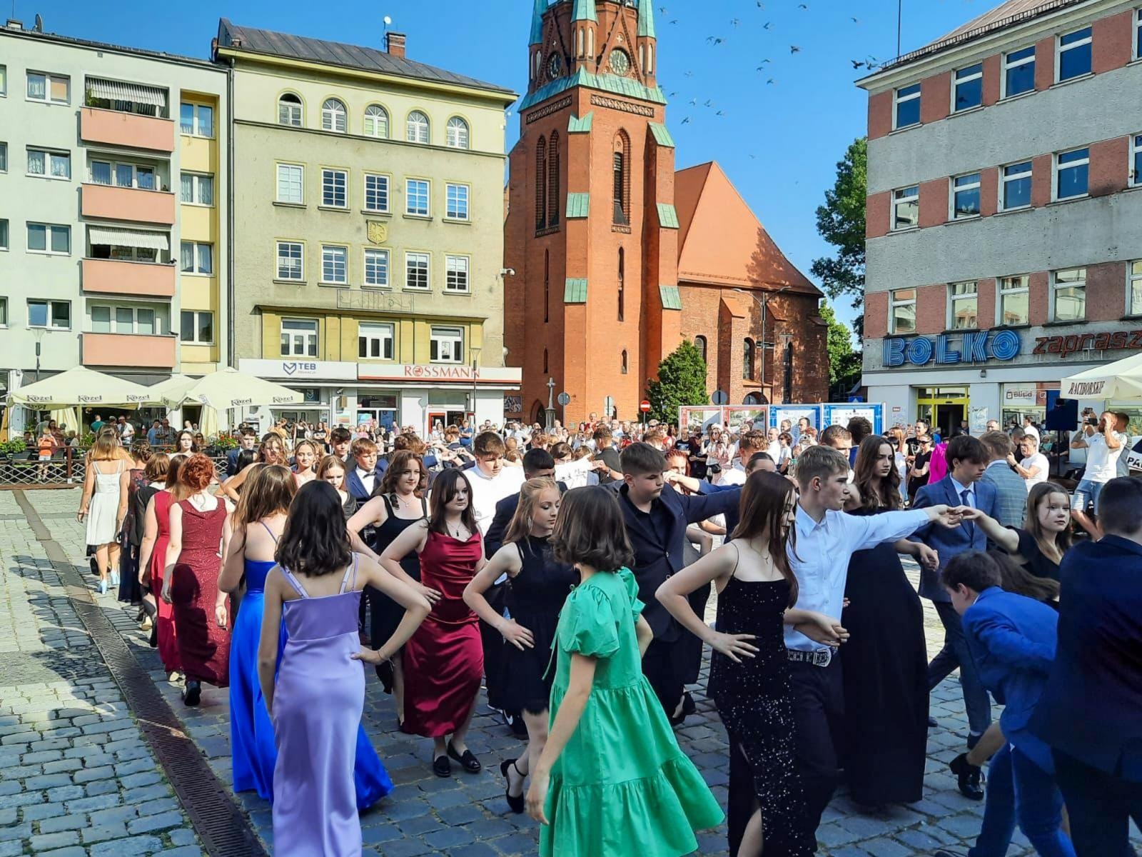 Zdjęcie w galerii na portalu naszraciborz.pl: Ósmoklasiści z Ostroga polonezem żegnali szkołę [FOTO i WIDEO] wiadomości z regionu