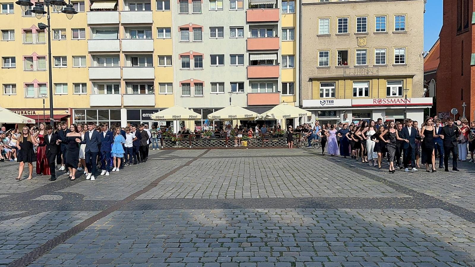 Zdjęcie w galerii na portalu naszraciborz.pl: Ósmoklasiści z Ostroga polonezem żegnali szkołę [FOTO i WIDEO] wiadomości z regionu