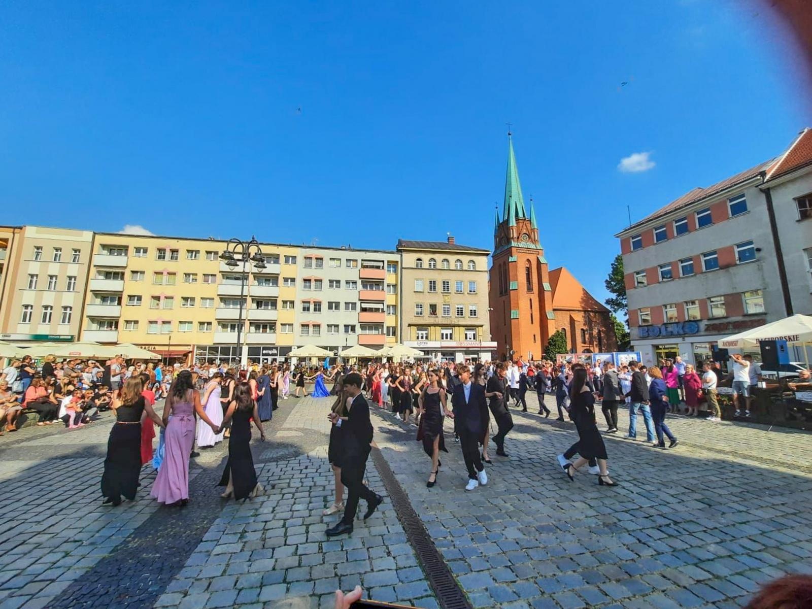 Zdjęcie w galerii na portalu naszraciborz.pl: Ósmoklasiści z Ostroga polonezem żegnali szkołę [FOTO i WIDEO] wiadomości z regionu