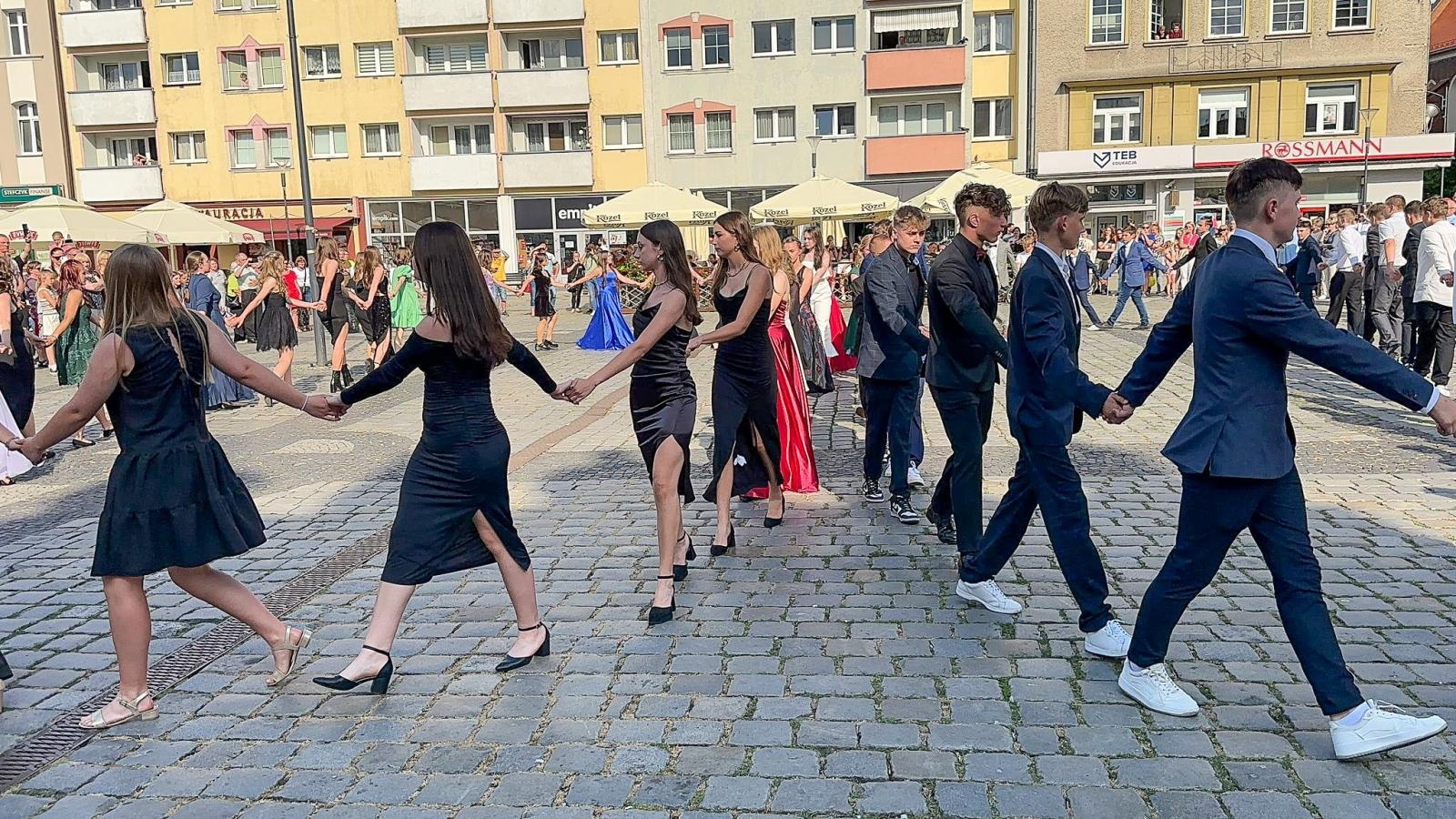 Zdjęcie w galerii na portalu naszraciborz.pl: Ósmoklasiści z Ostroga polonezem żegnali szkołę [FOTO i WIDEO] wiadomości z regionu