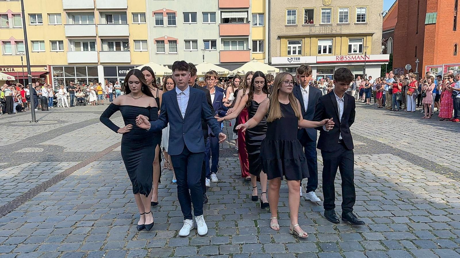 Zdjęcie w galerii na portalu naszraciborz.pl: Ósmoklasiści z Ostroga polonezem żegnali szkołę [FOTO i WIDEO] wiadomości z regionu