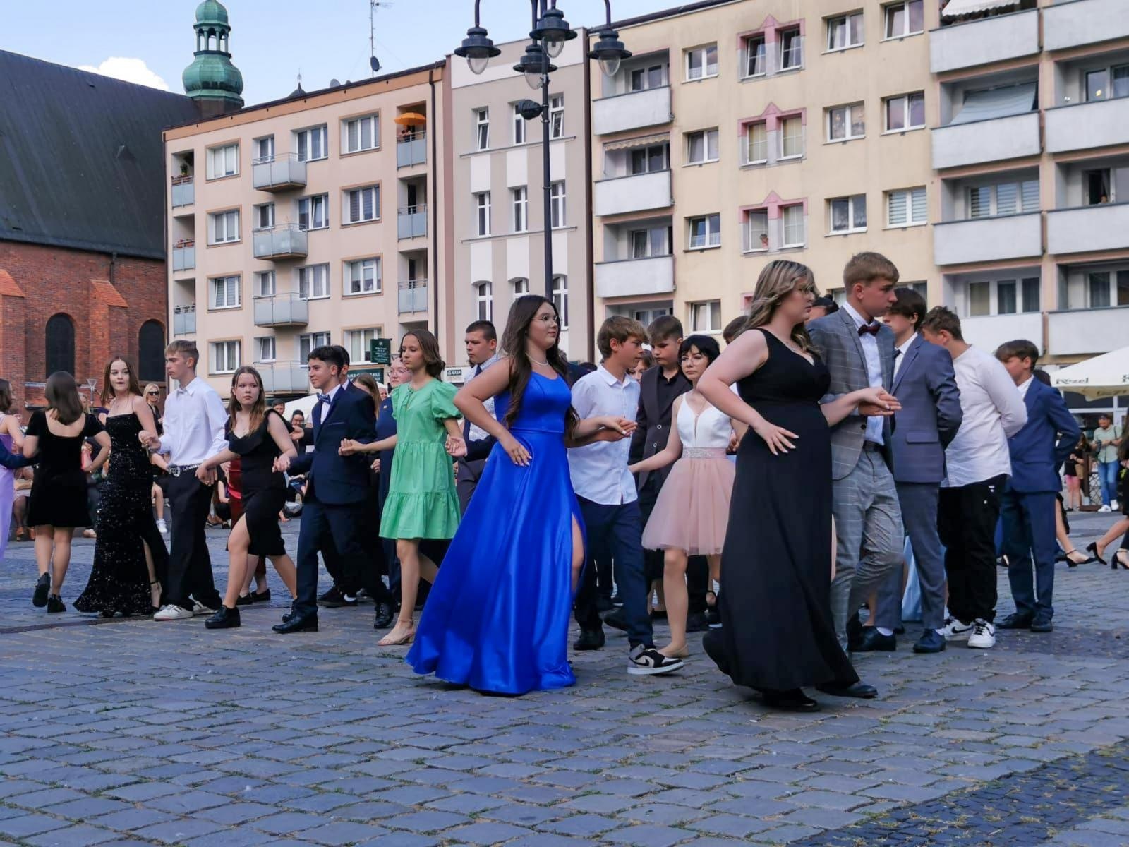 Zdjęcie w galerii na portalu naszraciborz.pl: Ósmoklasiści z Ostroga polonezem żegnali szkołę [FOTO i WIDEO] wiadomości z regionu