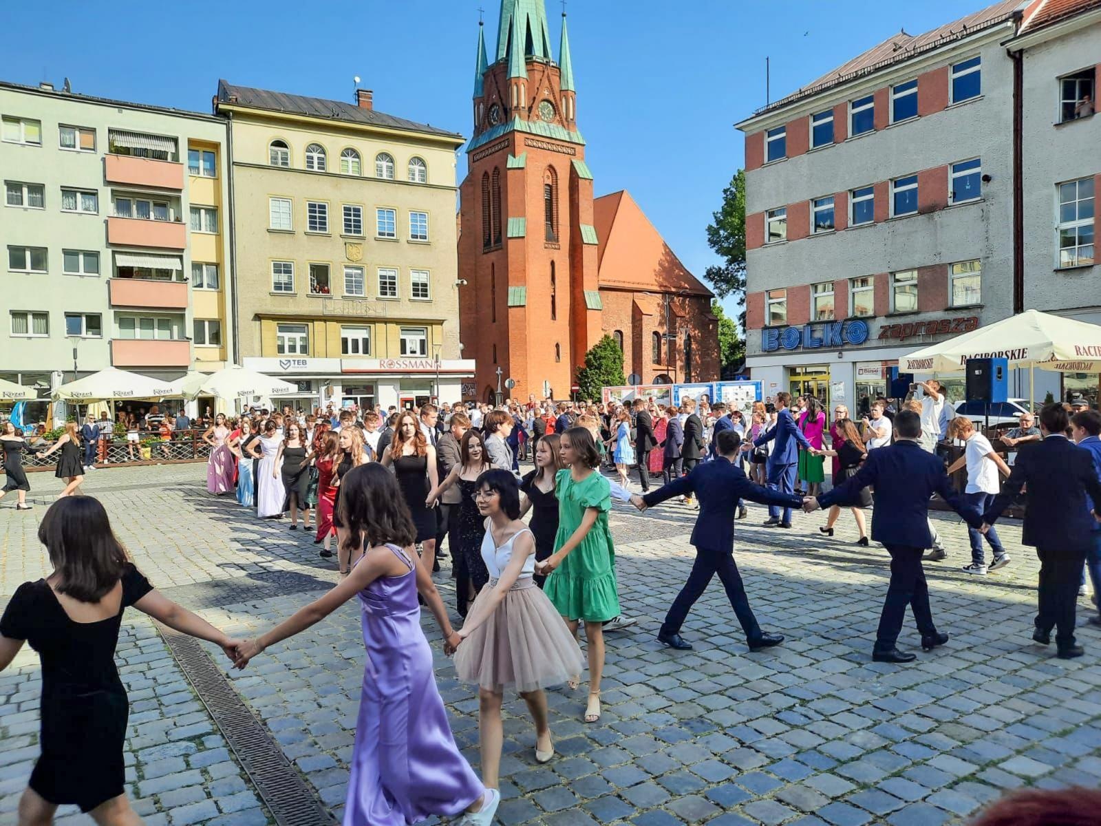 Zdjęcie w galerii na portalu naszraciborz.pl: Ósmoklasiści z Ostroga polonezem żegnali szkołę [FOTO i WIDEO] wiadomości z regionu