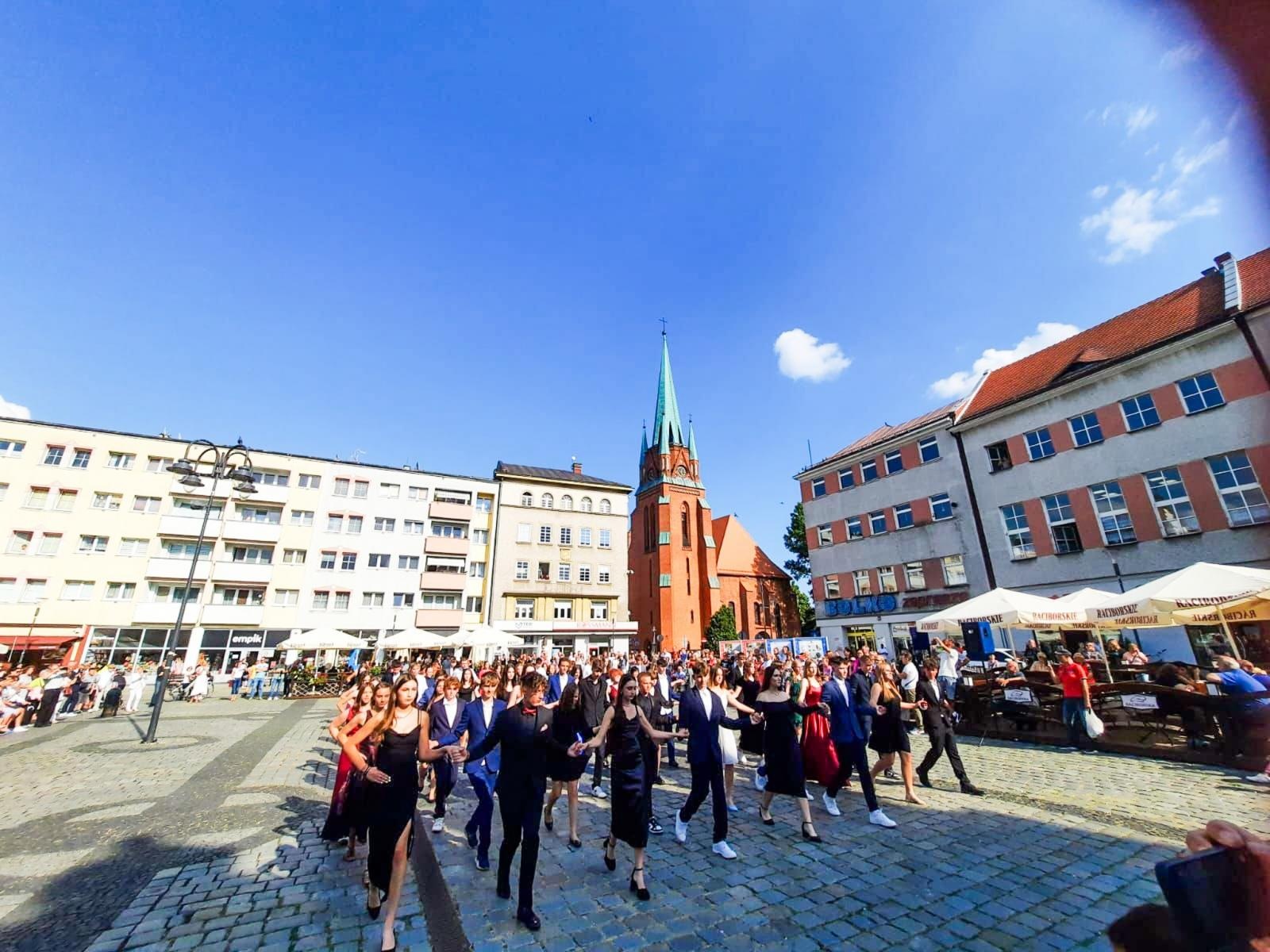 Zdjęcie w galerii na portalu naszraciborz.pl: Ósmoklasiści z Ostroga polonezem żegnali szkołę [FOTO i WIDEO] wiadomości z regionu