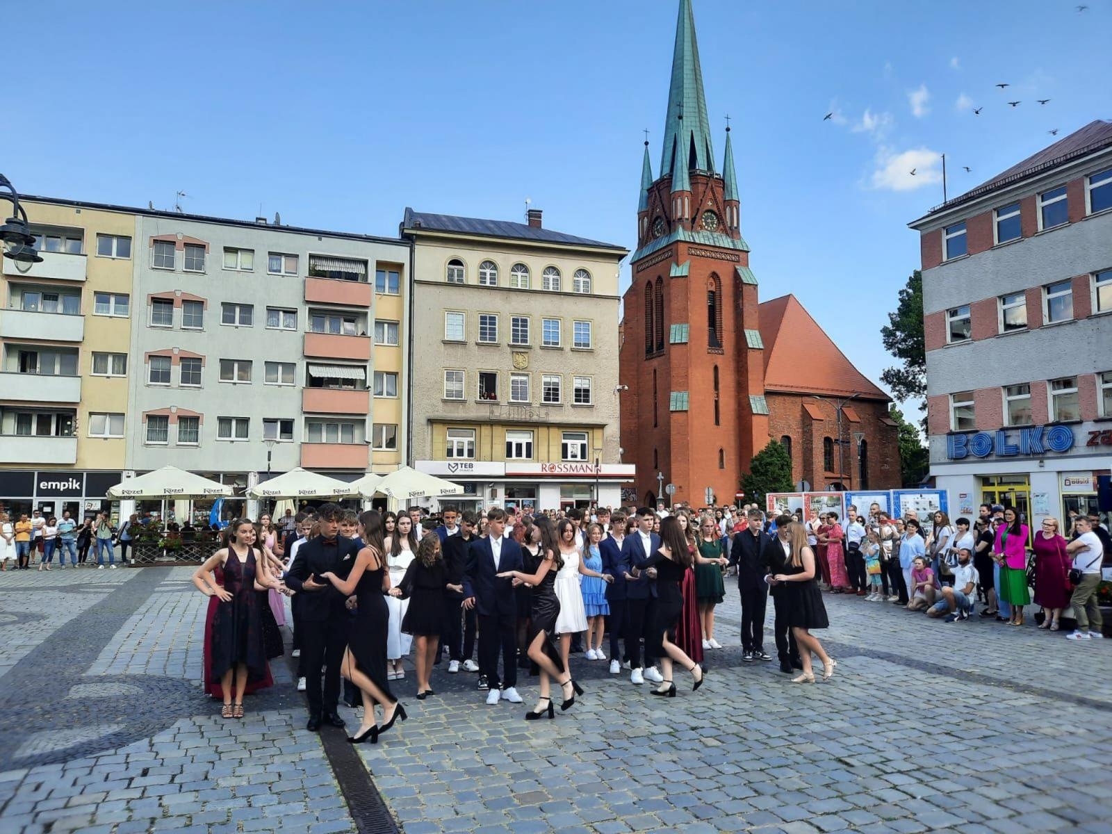 Zdjęcie w galerii na portalu naszraciborz.pl: Ósmoklasiści z Ostroga polonezem żegnali szkołę [FOTO i WIDEO] wiadomości z regionu
