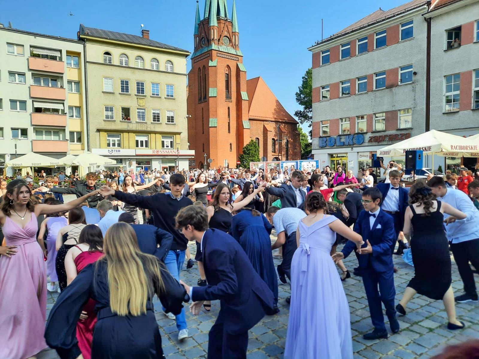 Zdjęcie w galerii na portalu naszraciborz.pl: Ósmoklasiści z Ostroga polonezem żegnali szkołę [FOTO i WIDEO] wiadomości z regionu