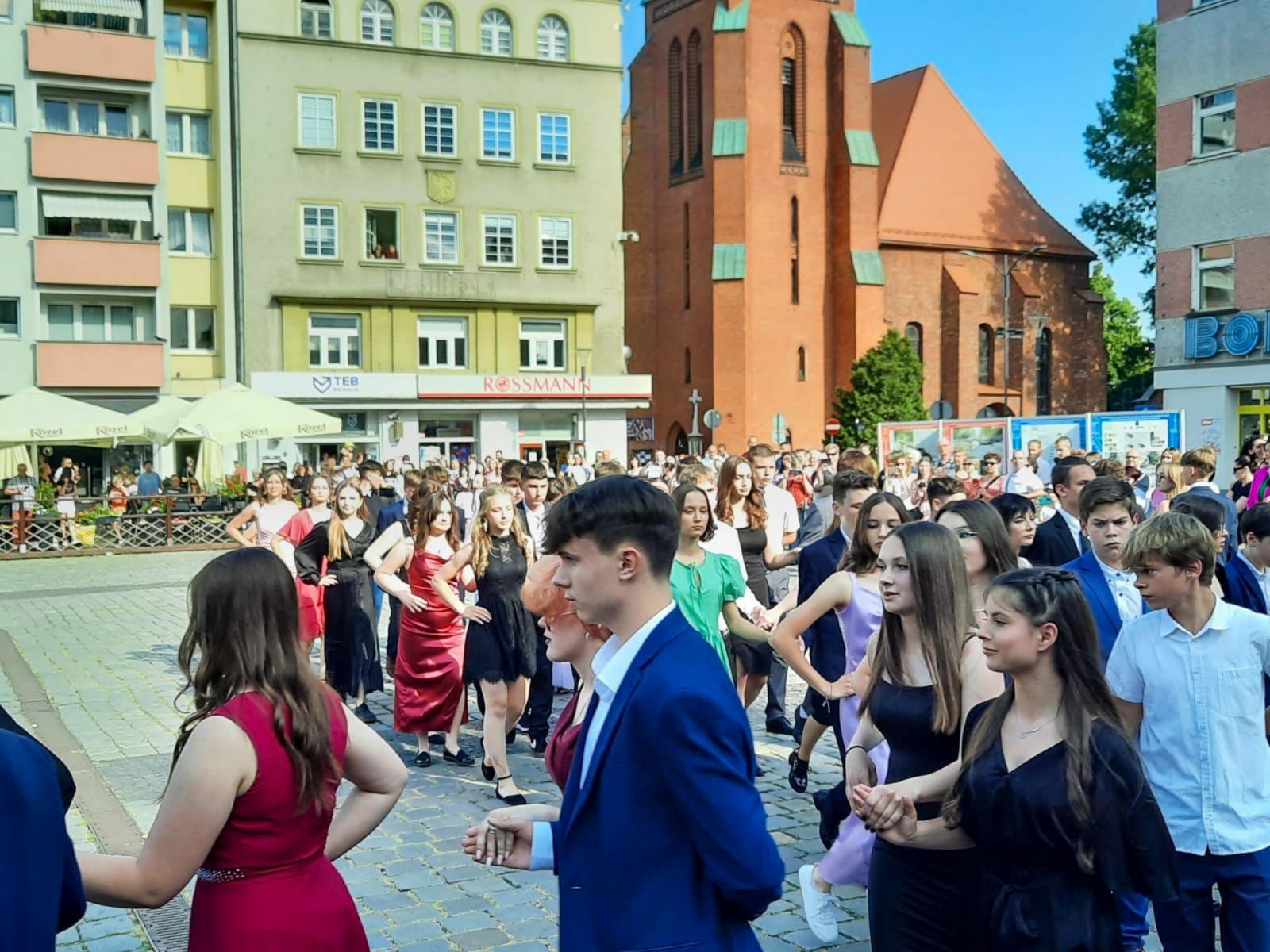 Zdjęcie w galerii na portalu naszraciborz.pl: Ósmoklasiści z Ostroga polonezem żegnali szkołę [FOTO i WIDEO] wiadomości z regionu