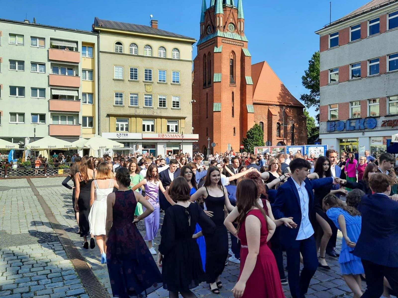 Zdjęcie w galerii na portalu naszraciborz.pl: Ósmoklasiści z Ostroga polonezem żegnali szkołę [FOTO i WIDEO] wiadomości z regionu