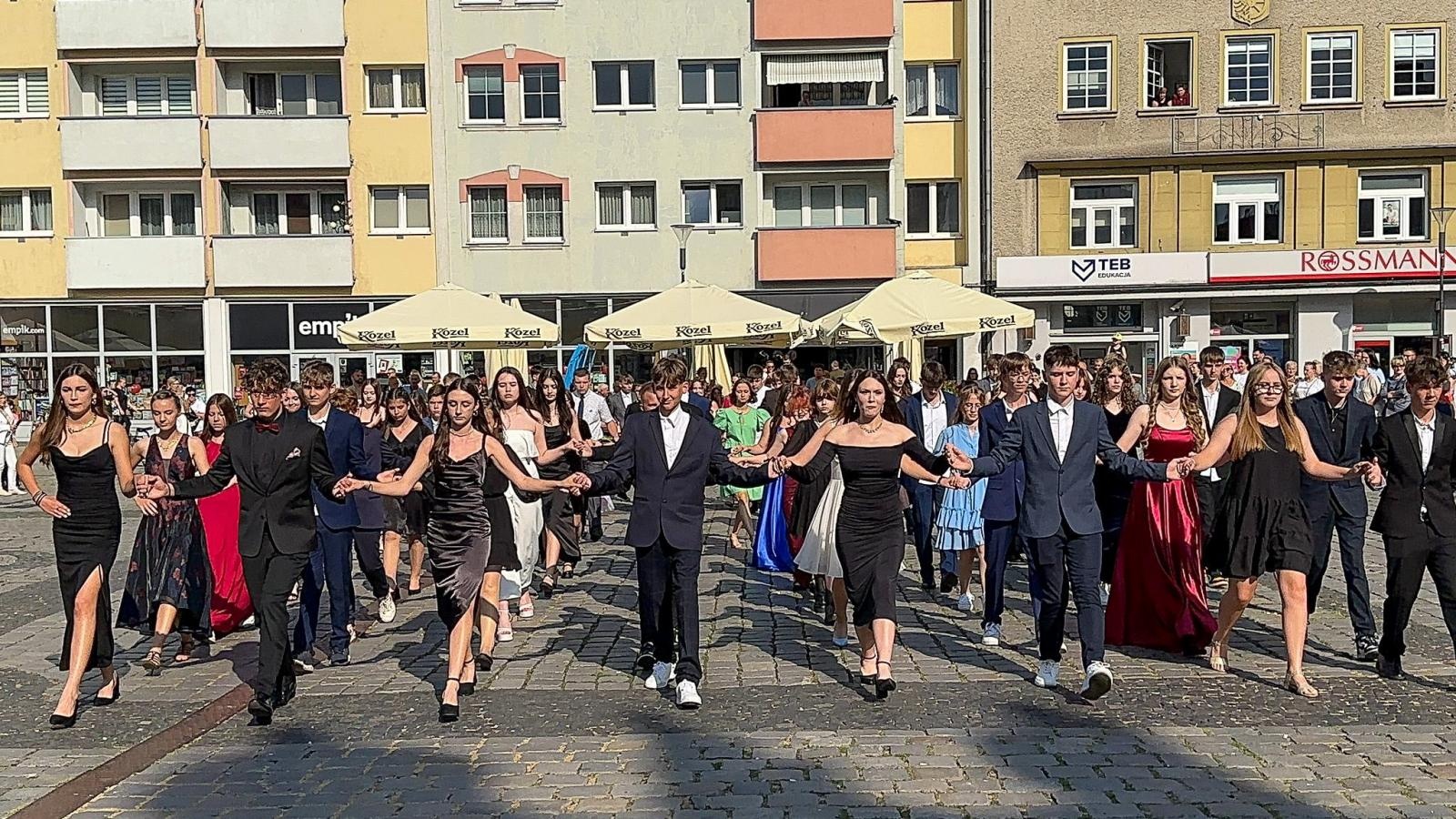 Zdjęcie w galerii na portalu naszraciborz.pl: Ósmoklasiści z Ostroga polonezem żegnali szkołę [FOTO i WIDEO] wiadomości z regionu