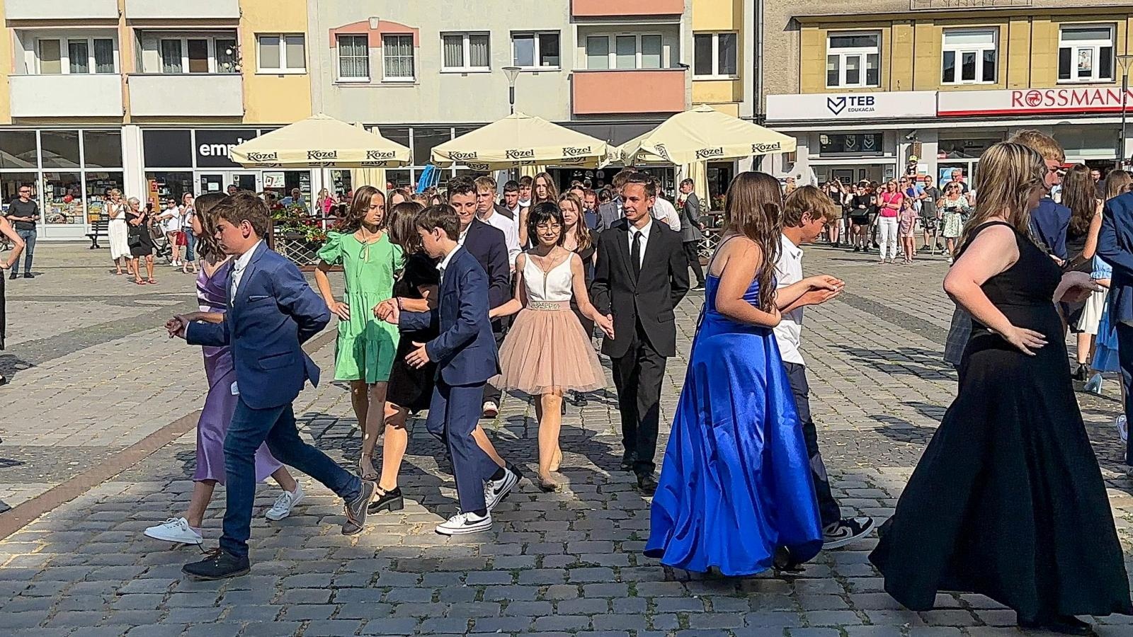 Zdjęcie w galerii na portalu naszraciborz.pl: Ósmoklasiści z Ostroga polonezem żegnali szkołę [FOTO i WIDEO] wiadomości z regionu