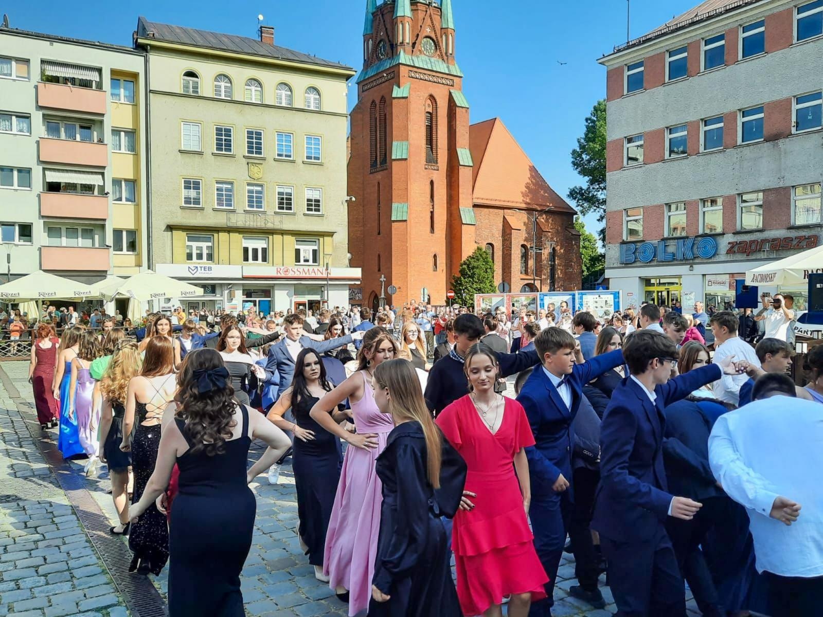 Zdjęcie w galerii na portalu naszraciborz.pl: Ósmoklasiści z Ostroga polonezem żegnali szkołę [FOTO i WIDEO] wiadomości z regionu