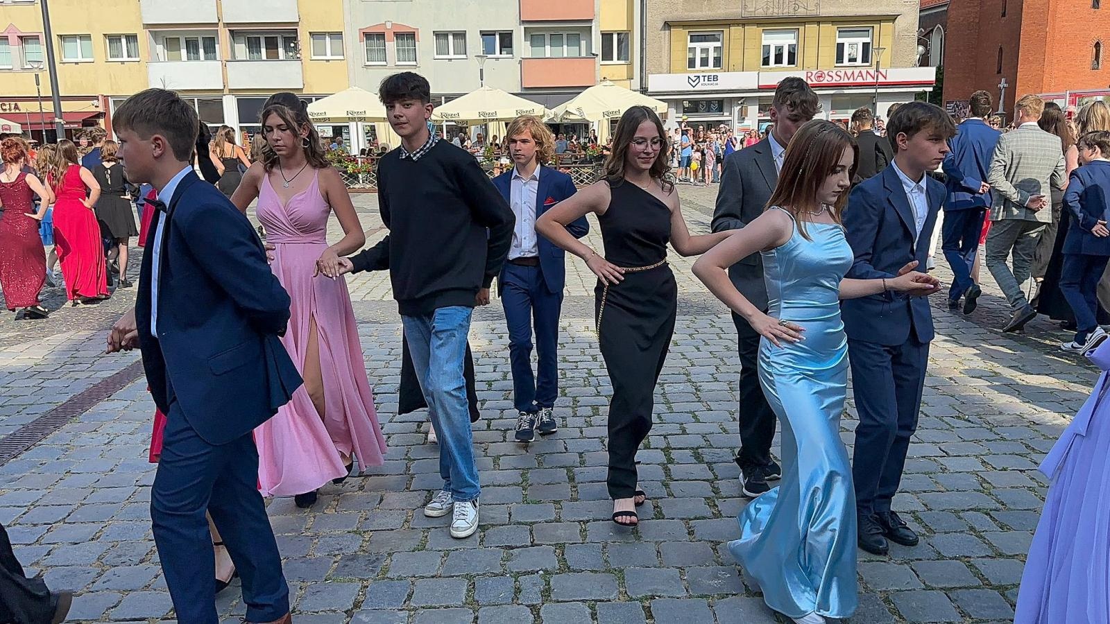 Zdjęcie w galerii na portalu naszraciborz.pl: Ósmoklasiści z Ostroga polonezem żegnali szkołę [FOTO i WIDEO] wiadomości z regionu