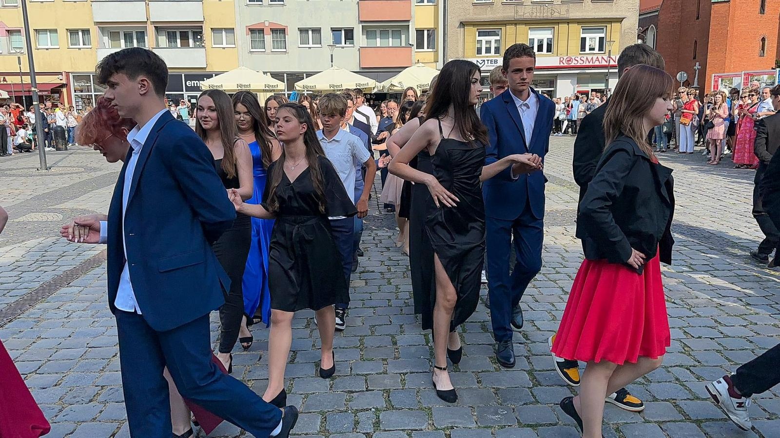 Zdjęcie w galerii na portalu naszraciborz.pl: Ósmoklasiści z Ostroga polonezem żegnali szkołę [FOTO i WIDEO] wiadomości z regionu