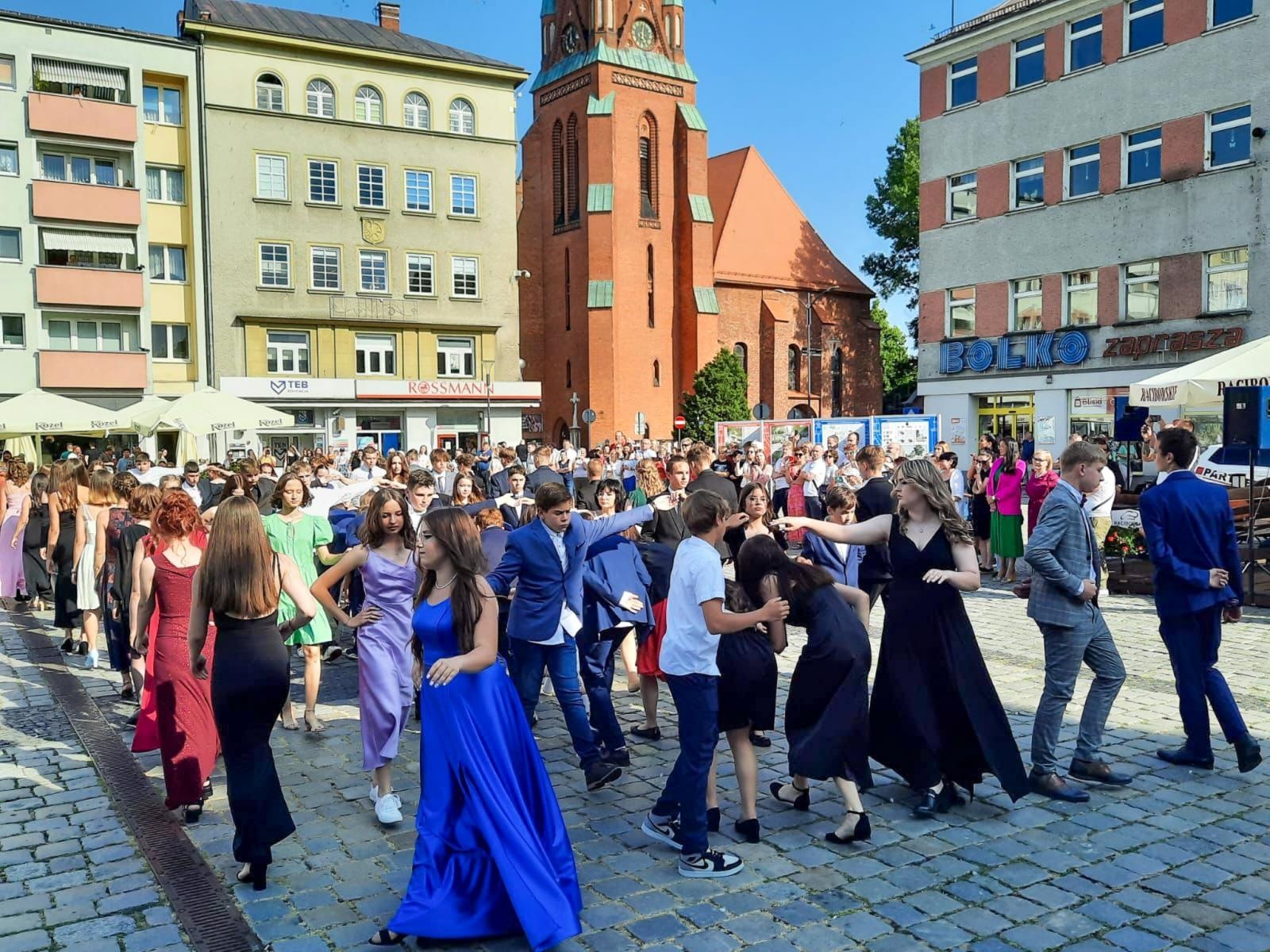 Zdjęcie w galerii na portalu naszraciborz.pl: Ósmoklasiści z Ostroga polonezem żegnali szkołę [FOTO i WIDEO] wiadomości z regionu