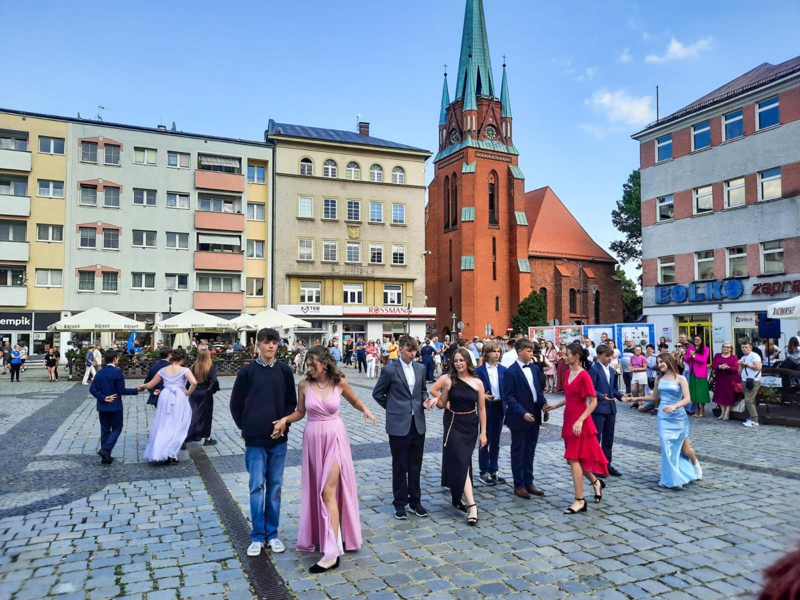 Zdjęcie w galerii na portalu naszraciborz.pl: Ósmoklasiści z Ostroga polonezem żegnali szkołę [FOTO i WIDEO] wiadomości z regionu