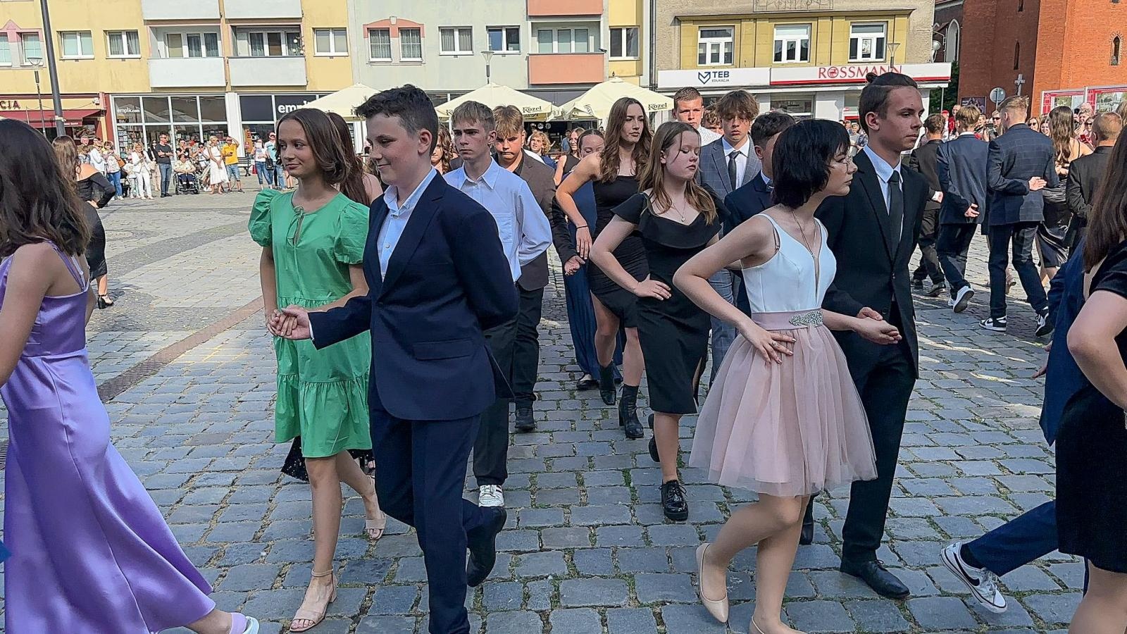 Zdjęcie w galerii na portalu naszraciborz.pl: Ósmoklasiści z Ostroga polonezem żegnali szkołę [FOTO i WIDEO] wiadomości z regionu