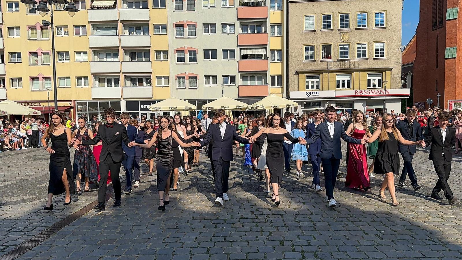 Zdjęcie w galerii na portalu naszraciborz.pl: Ósmoklasiści z Ostroga polonezem żegnali szkołę [FOTO i WIDEO] wiadomości z regionu