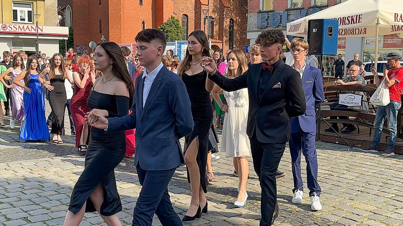 Zdjęcie w galerii na portalu naszraciborz.pl: Ósmoklasiści z Ostroga polonezem żegnali szkołę [FOTO i WIDEO] wiadomości z regionu